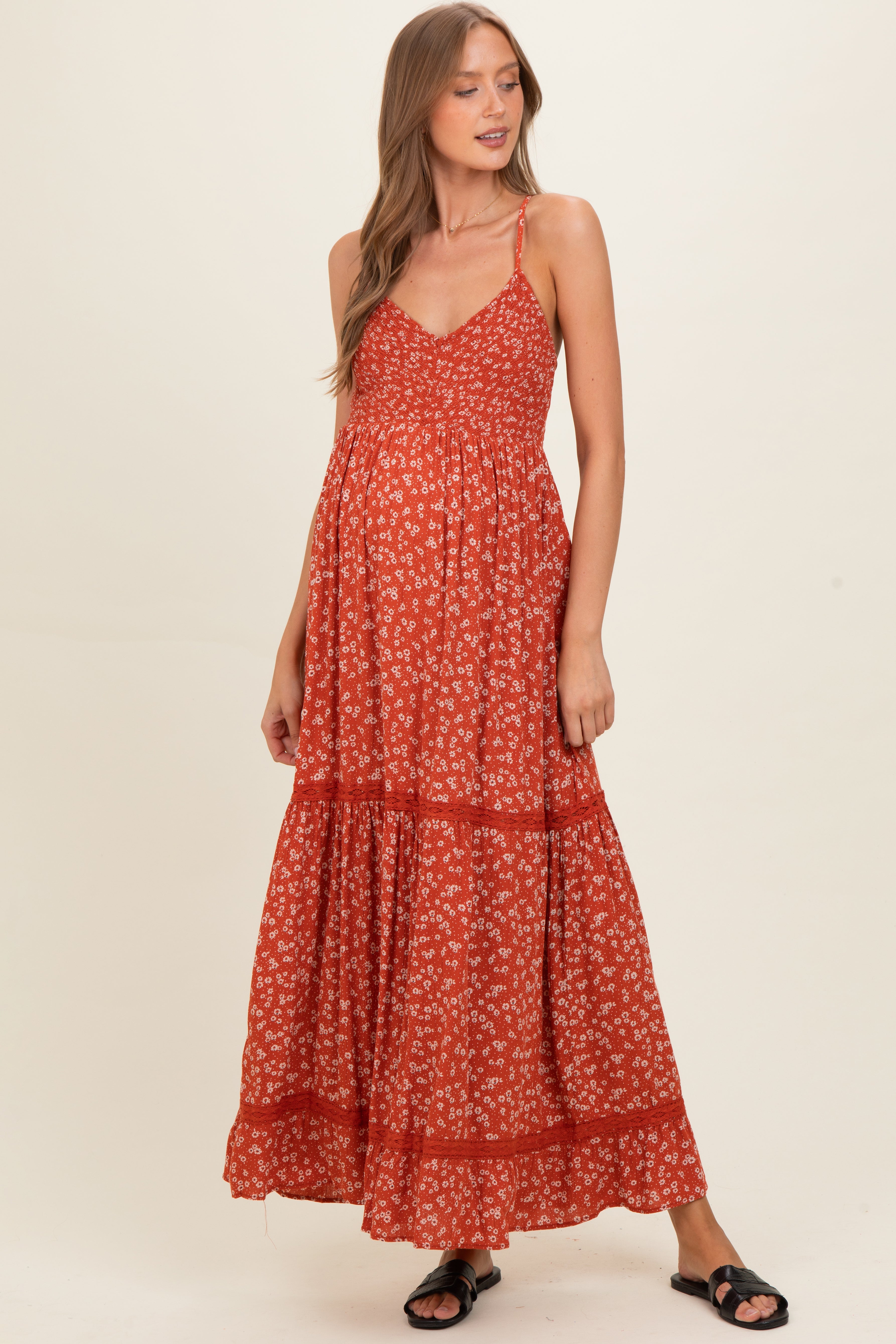 Rostrotes Umstands-Maxikleid mit Smok-Oberteil, V-Ausschnitt und Spitzenbesatz