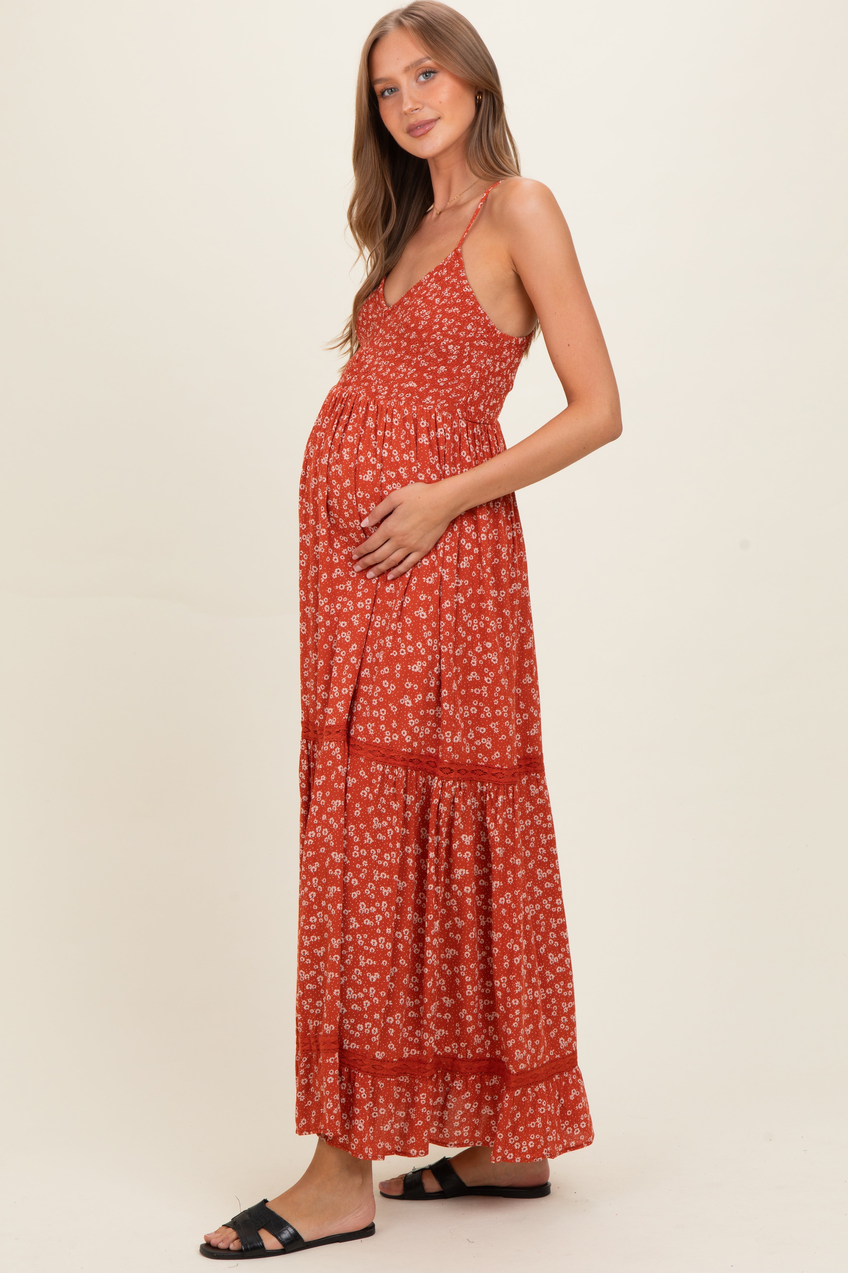 Rostrotes Umstands-Maxikleid mit Smok-Oberteil, V-Ausschnitt und Spitzenbesatz