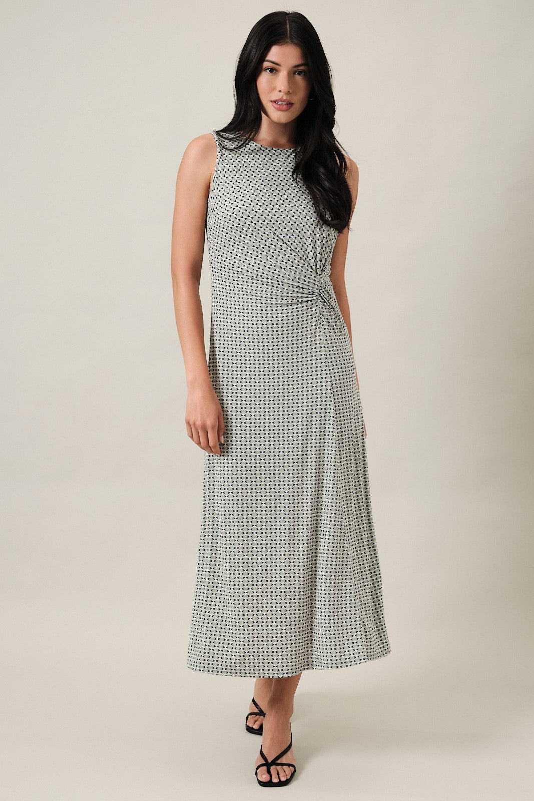 Bedrucktes Umstands-Midikleid in Salbeigrün mit seitlichem Knotendetail
