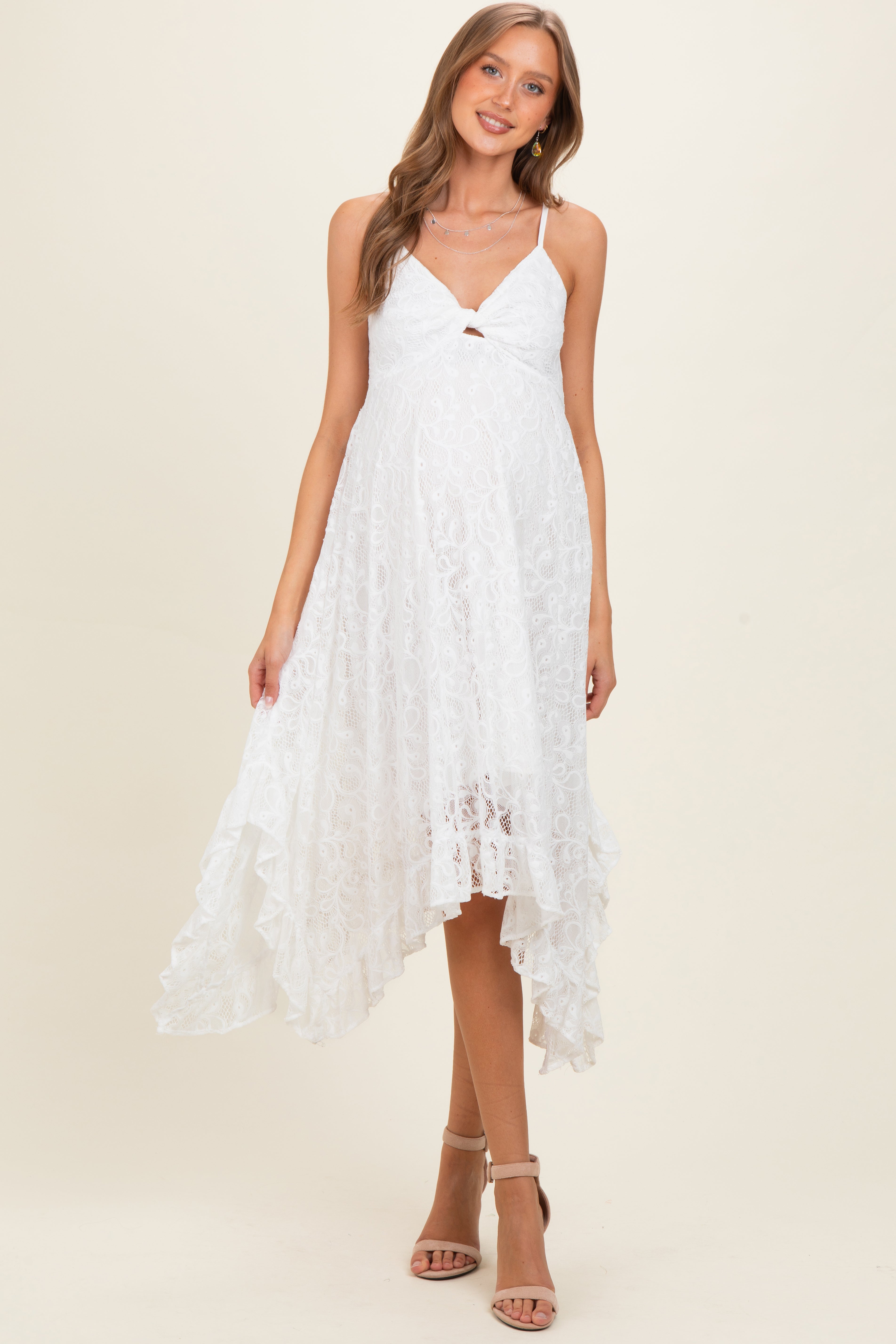 Elfenbeinfarbenes Umstands-Maxikleid aus Spitze mit Twist-Detail vorn