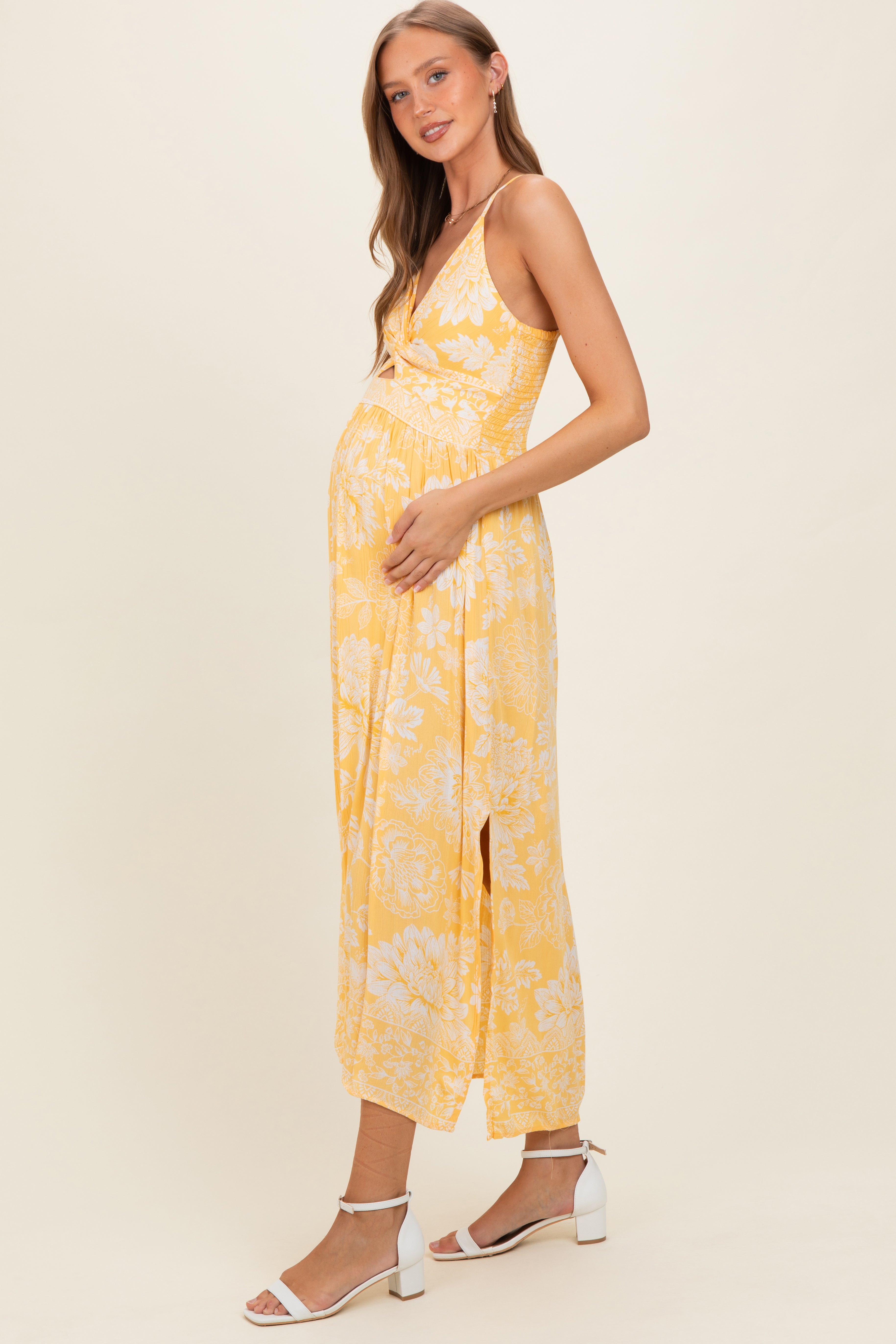 Gelbes geblümtes Umstands-Maxikleid mit Twist-Front