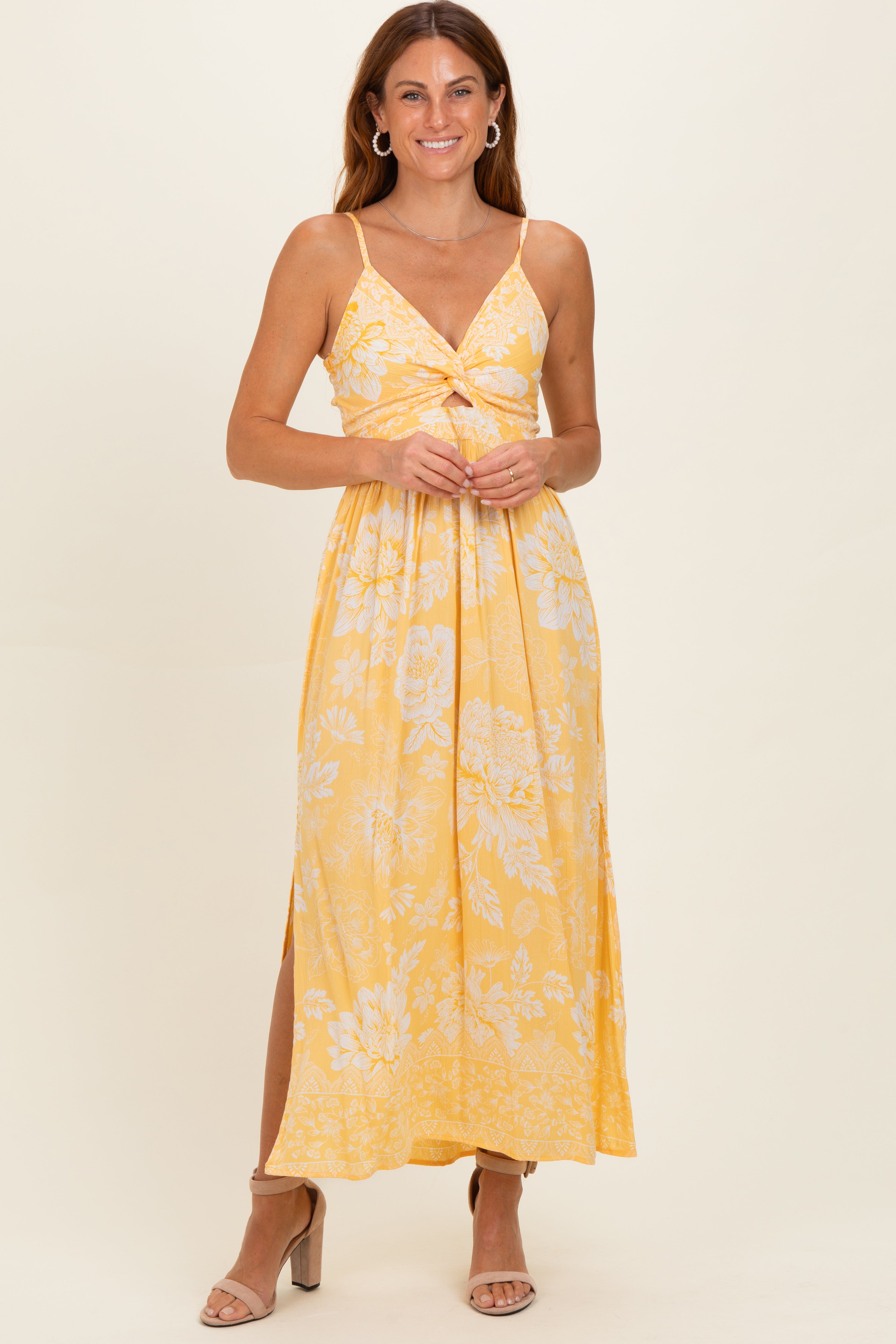Gelbes geblümtes Umstands-Maxikleid mit Twist-Front