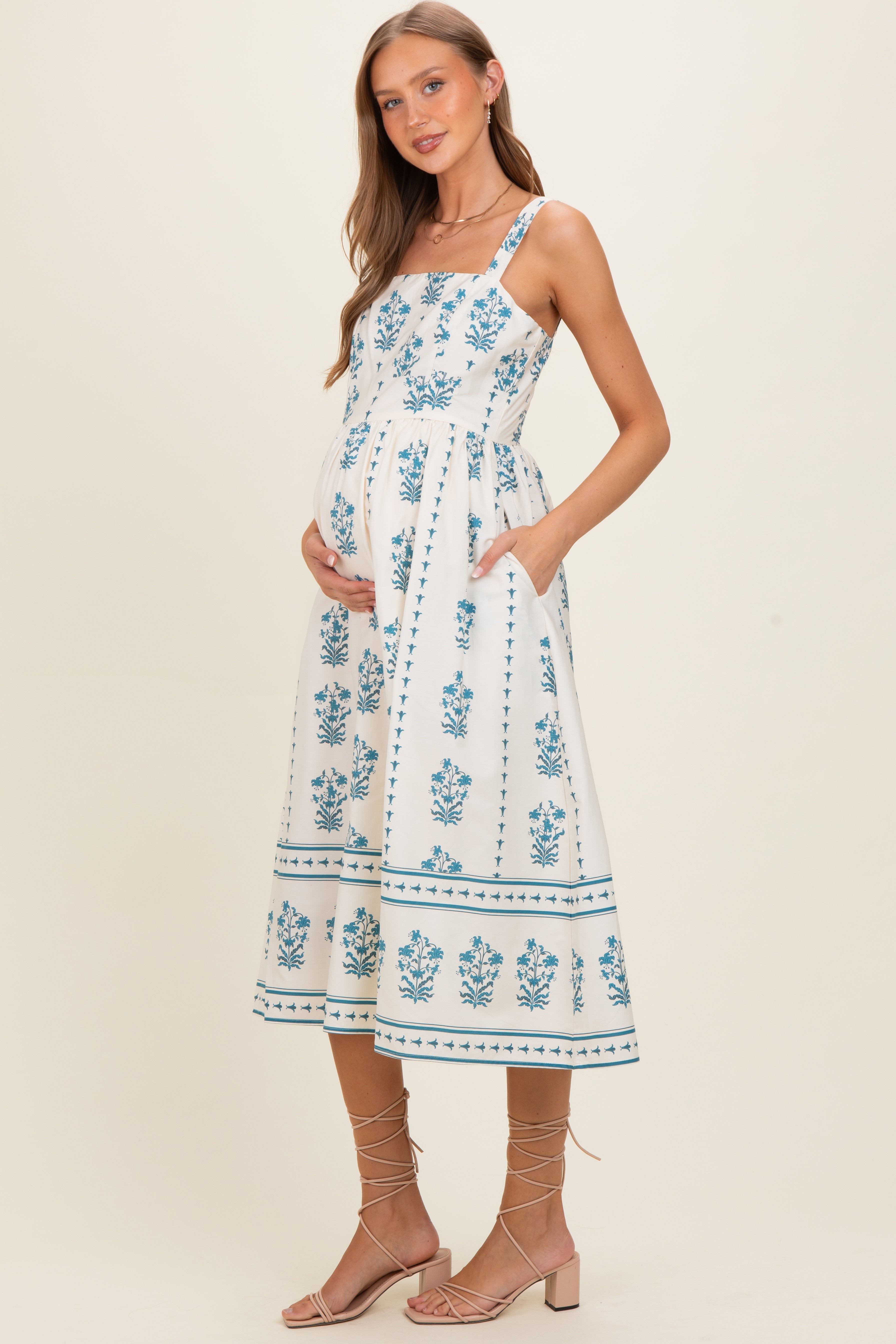 Cremefarbenes geblümtes Umstands-Midikleid mit Karree-Ausschnitt