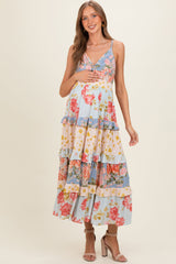 Mehrfarbiges Umstands-Maxikleid mit V-Ausschnitt, Twist-Front und Stufenrock