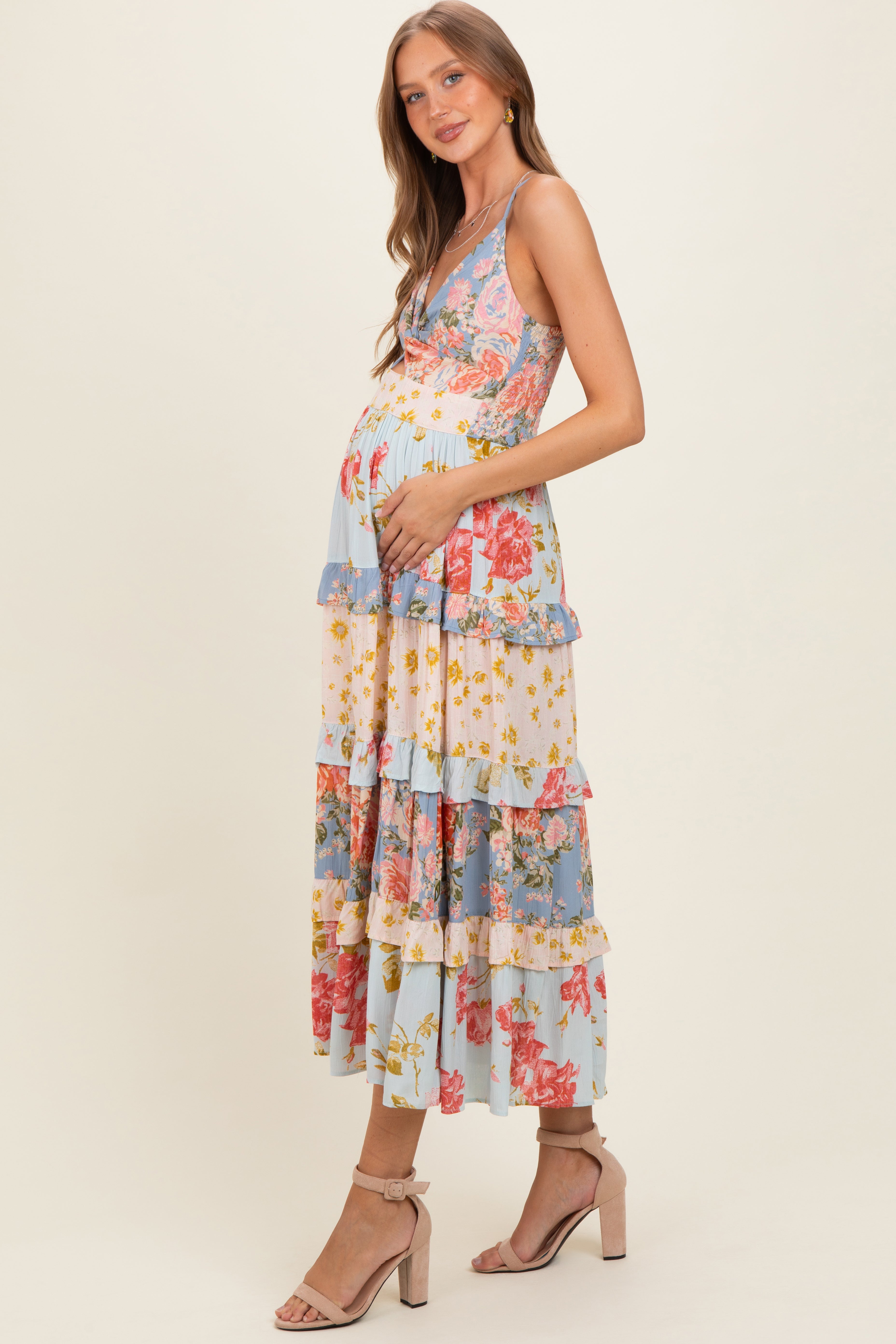 Mehrfarbiges Umstands-Maxikleid mit V-Ausschnitt, Twist-Front und Stufenrock