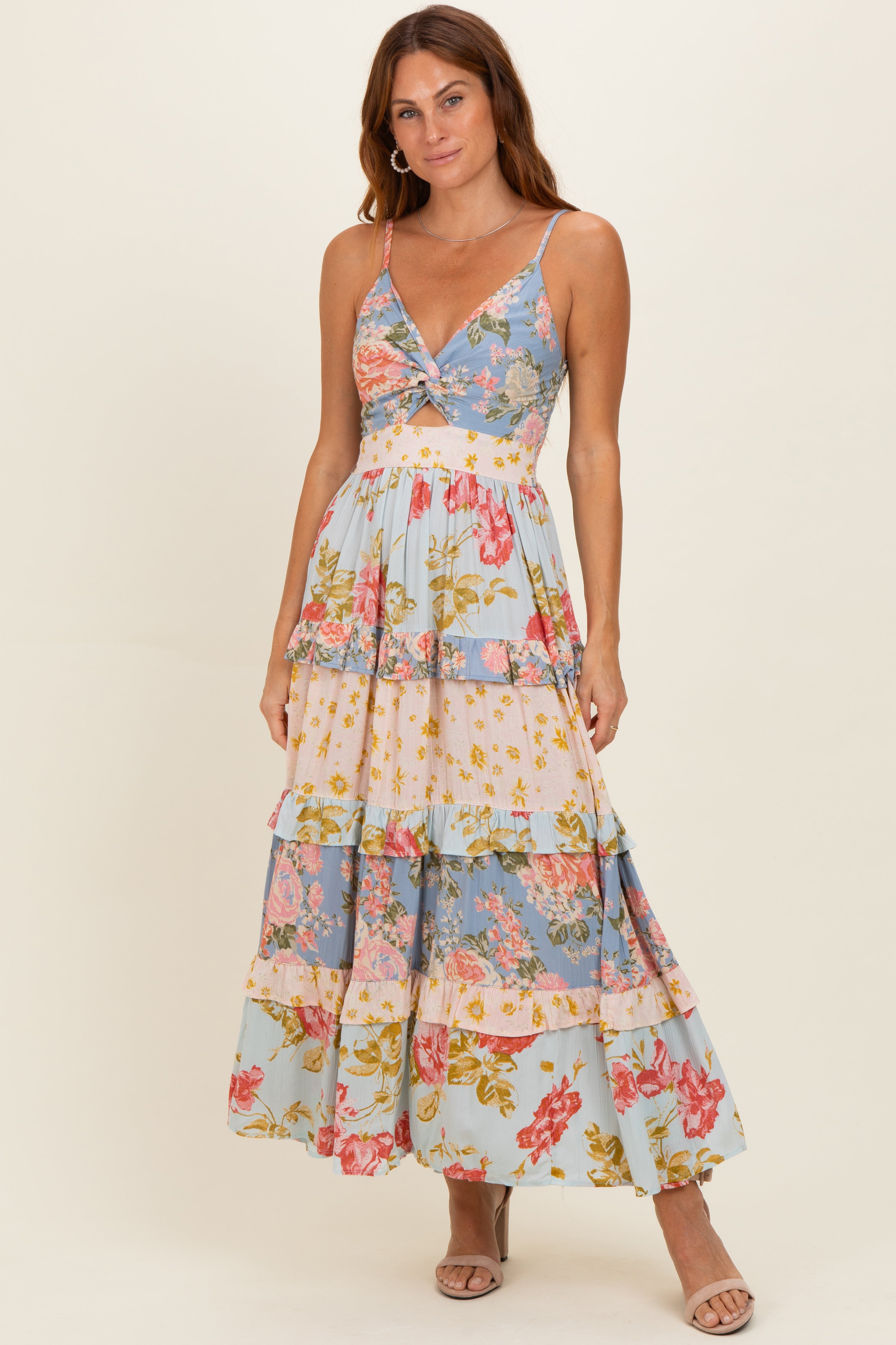 Mehrfarbiges Umstands-Maxikleid mit V-Ausschnitt, Twist-Front und Stufenrock