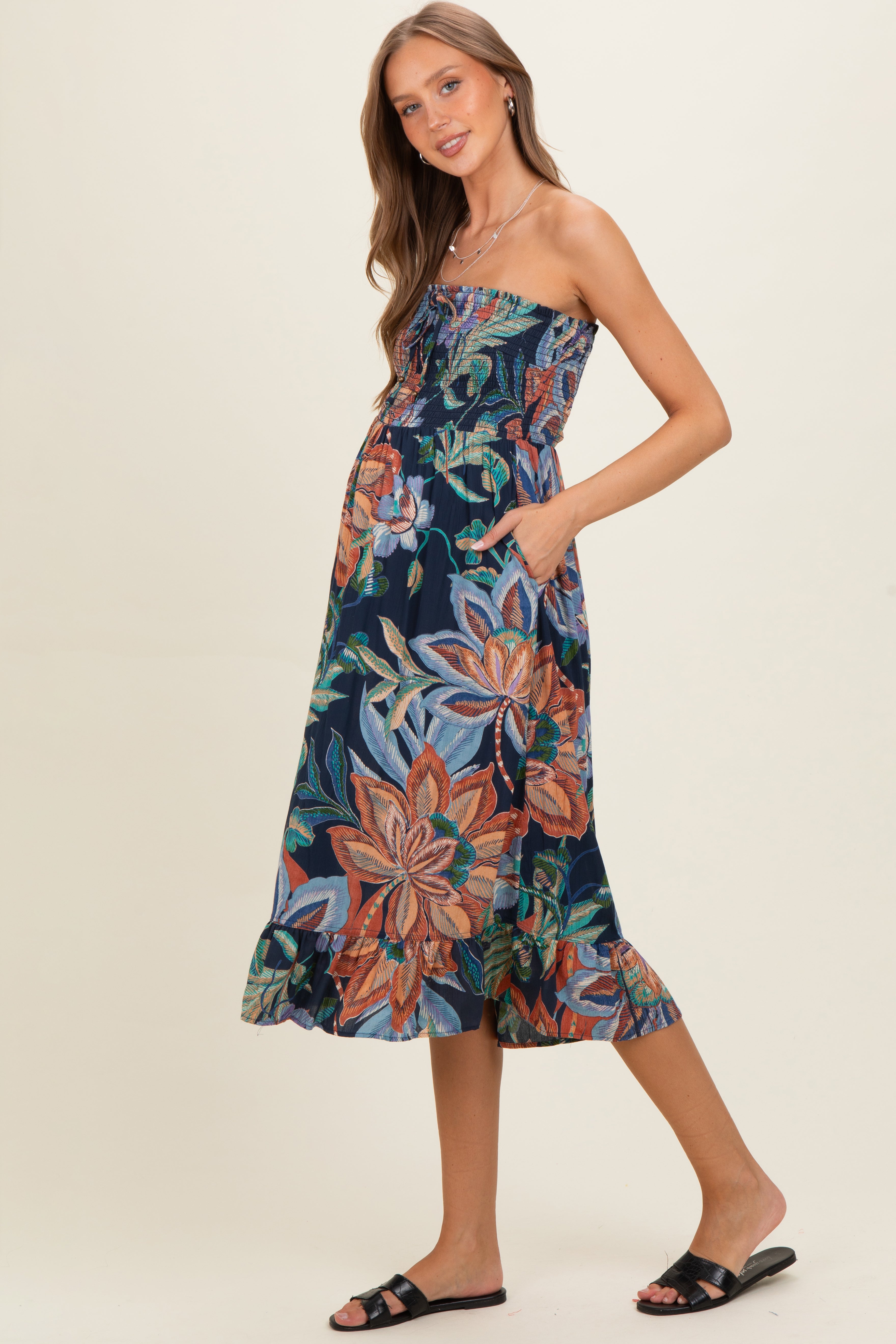 Marineblaues schulterfreies Umstands-Midikleid mit gesmoktem Oberteil und Print