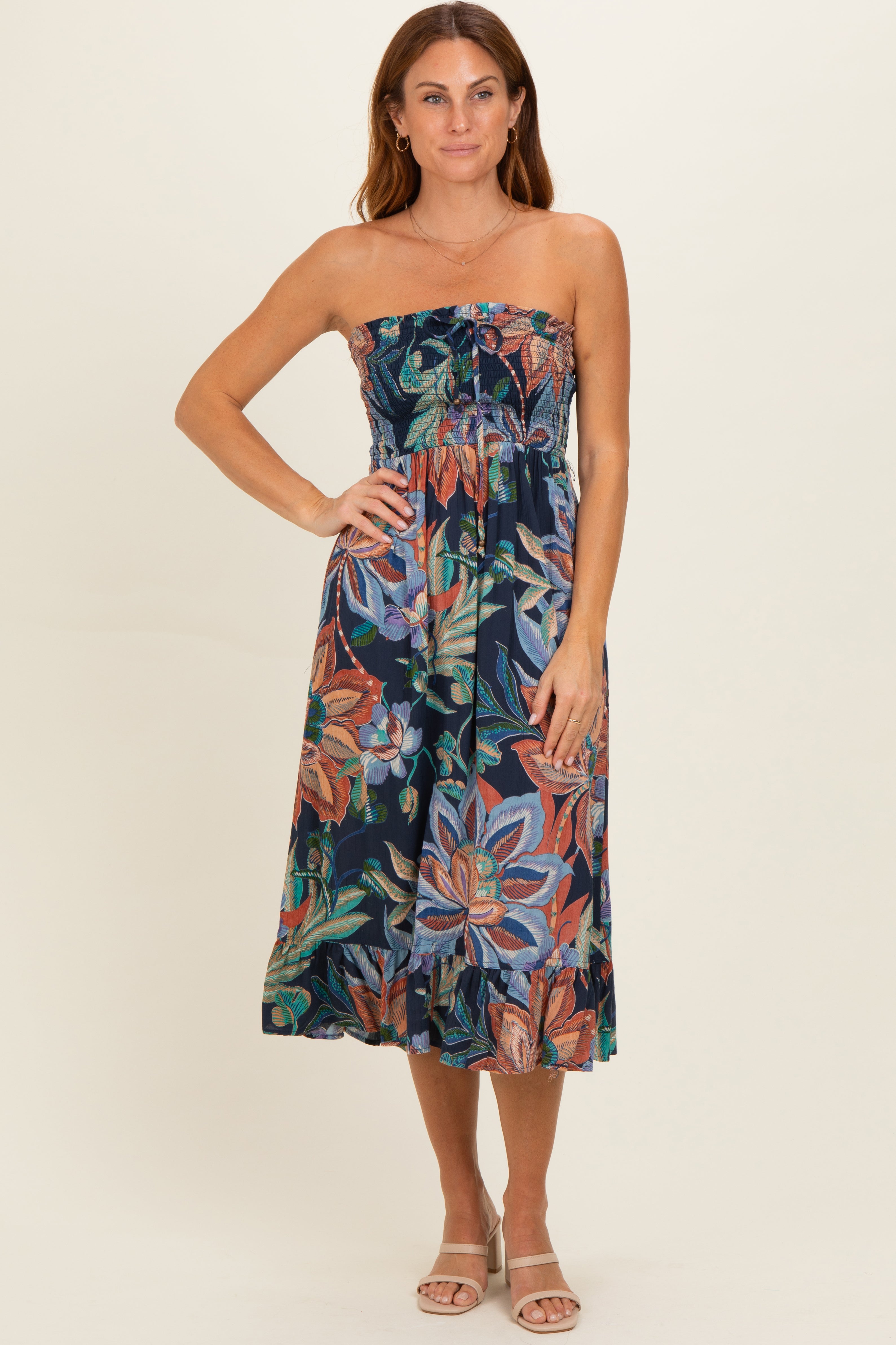 Marineblaues schulterfreies Umstands-Midikleid mit gesmoktem Oberteil und Print