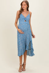 Kornblumenblaues Umstands-Midikleid mit V-Ausschnitt, Twist-Front und seitlichem Volant-Schlitz