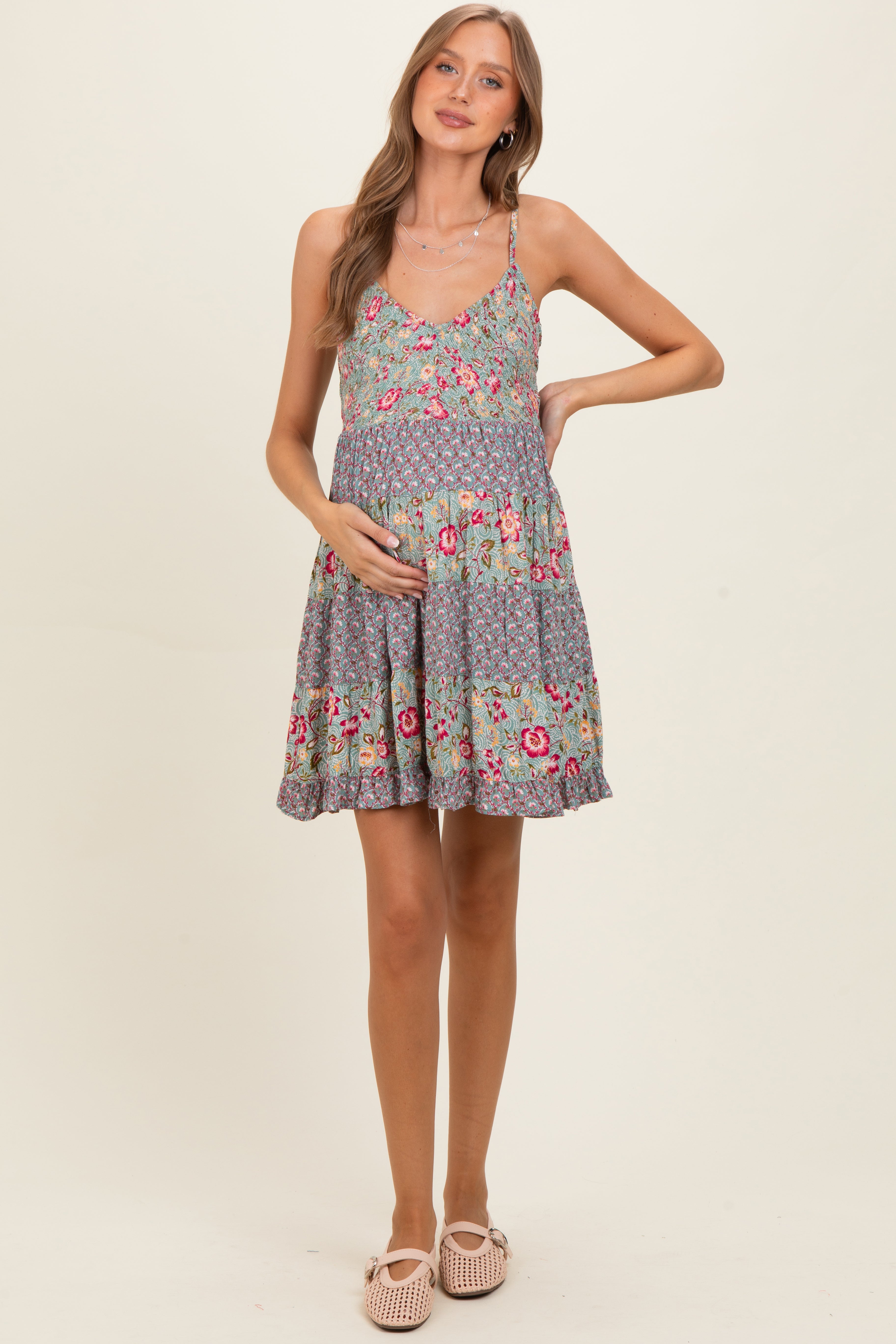 Jadegrünes Umstands-Sommerkleid mit V-Ausschnitt, Smok-Oberteil und Mustermix