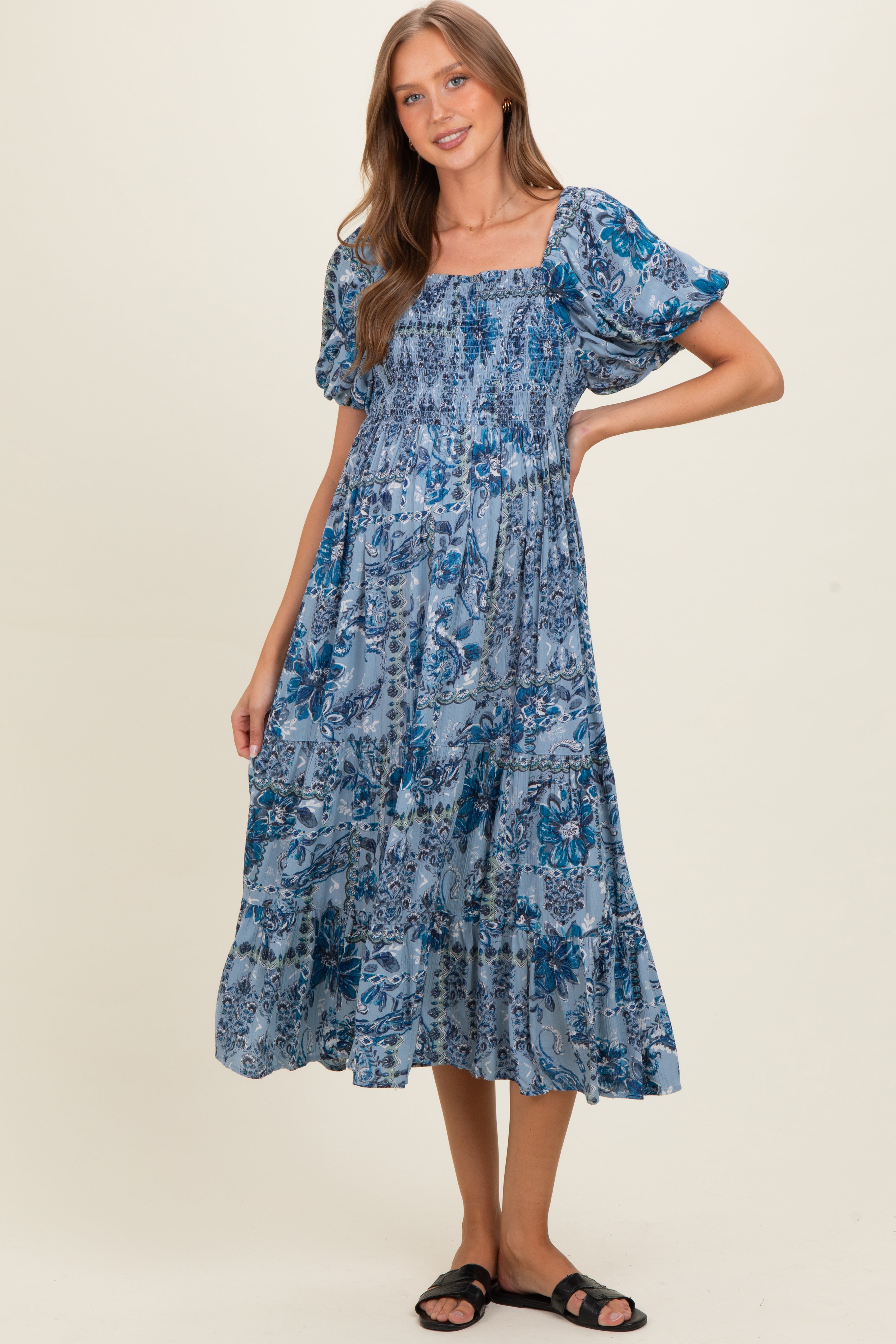 Blaues Umstands-Midikleid mit Smok-Oberteil, Puffärmeln und Print