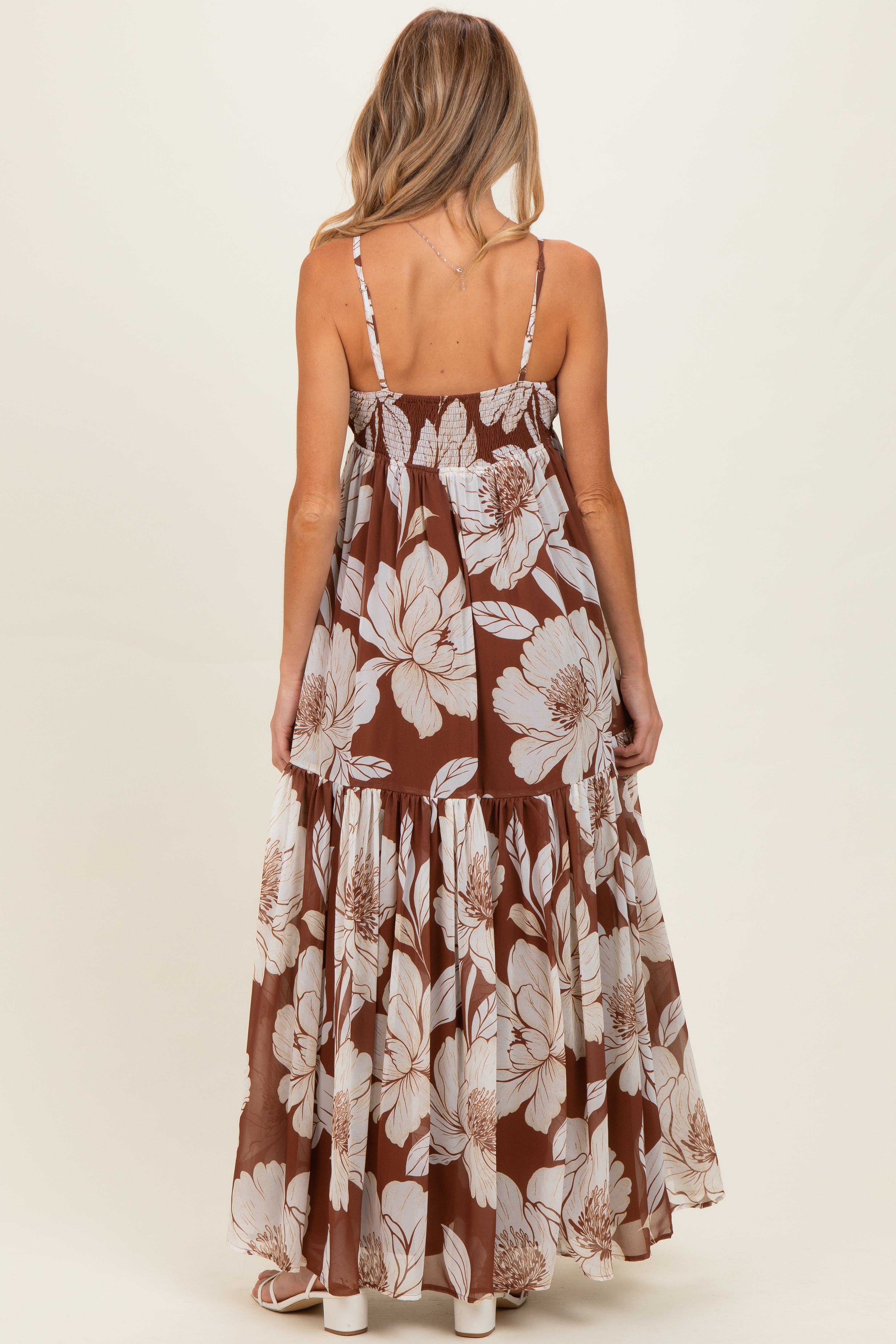 Braunes Umstands-Maxikleid mit tropischem Blumenmuster