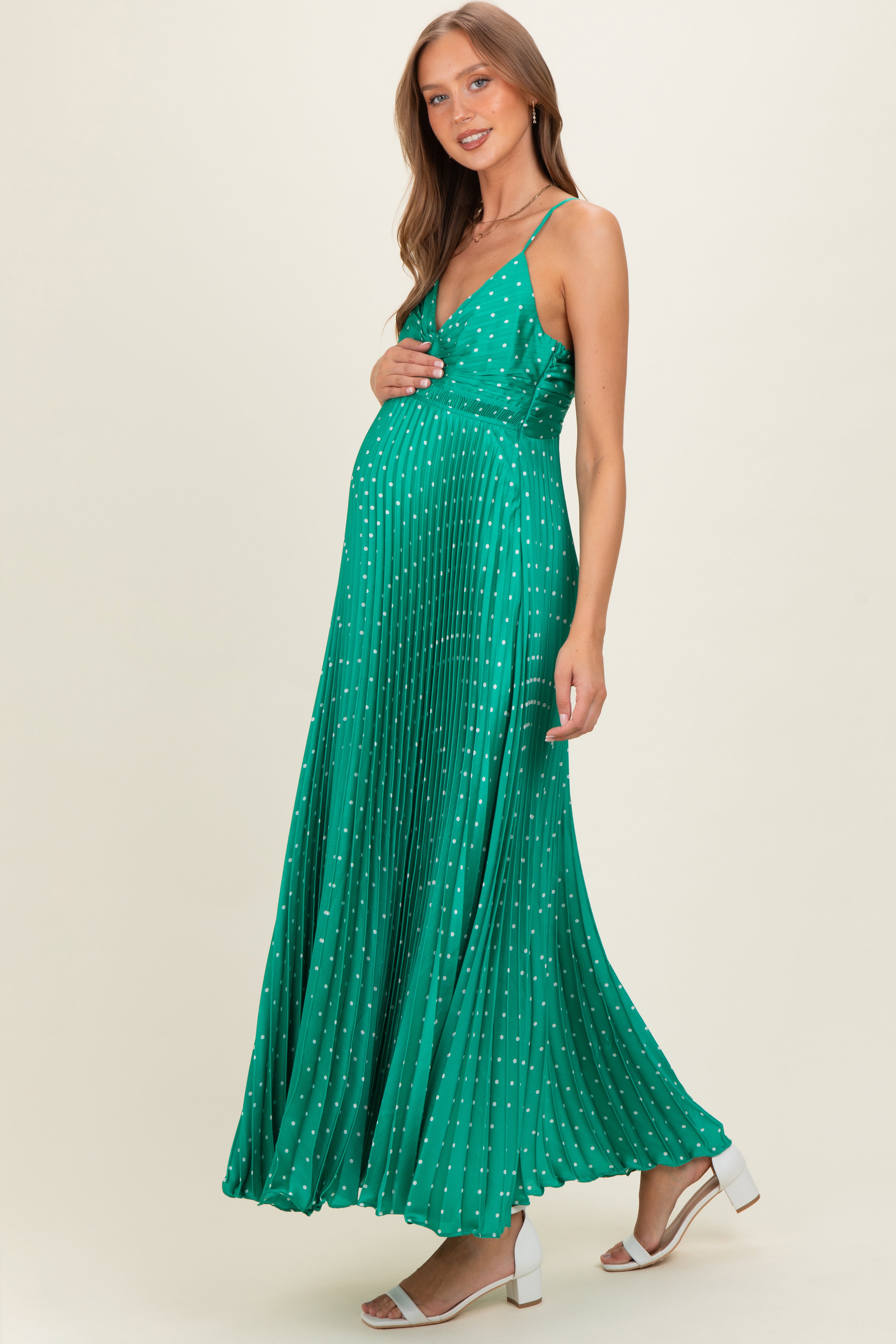 Grünes plissiertes Umstands-Maxikleid mit Punktemuster und Cut-out