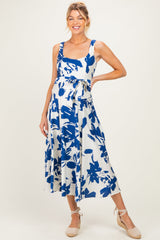 Blaues Umstands-Midikleid mit Blumenmuster, eckigem Ausschnitt und Taillenband