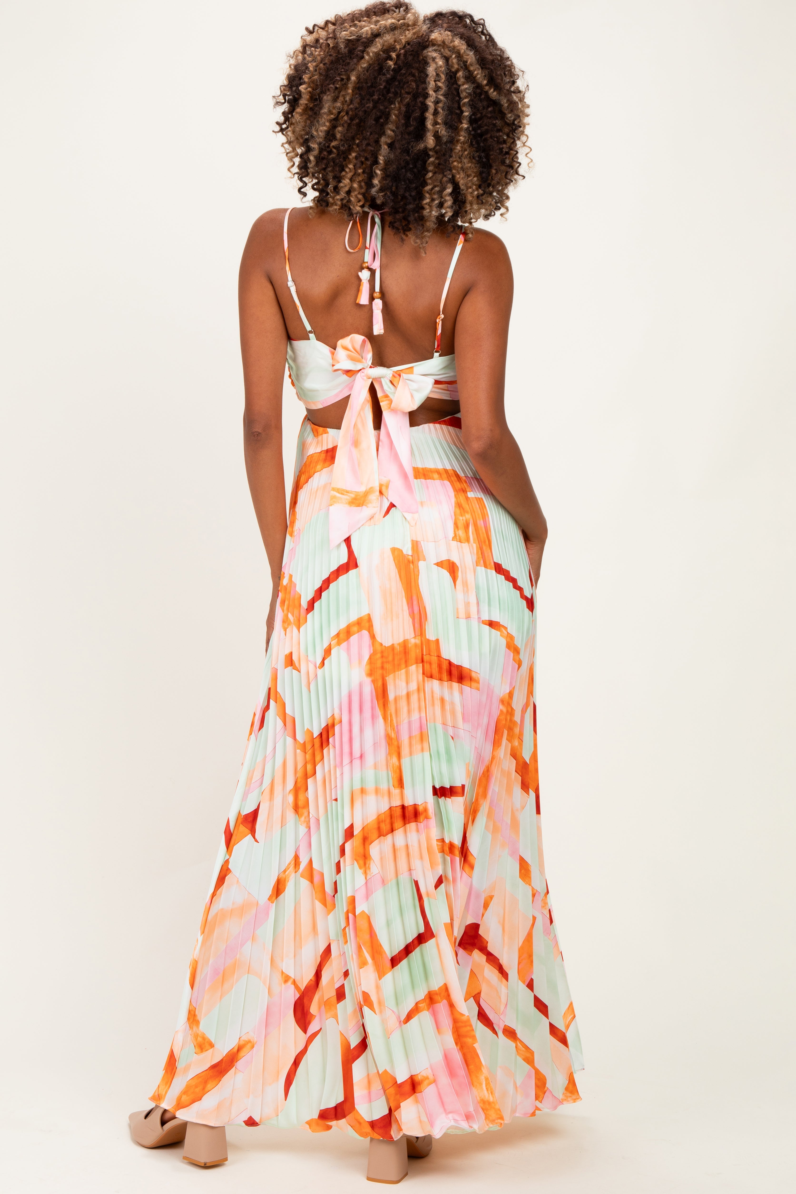 Plissiertes Umstands-Maxikleid mit Neckholder und Cut-out in Multicolor