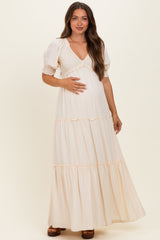 Gestuftes Umstands-Maxikleid mit V-Ausschnitt und Smok