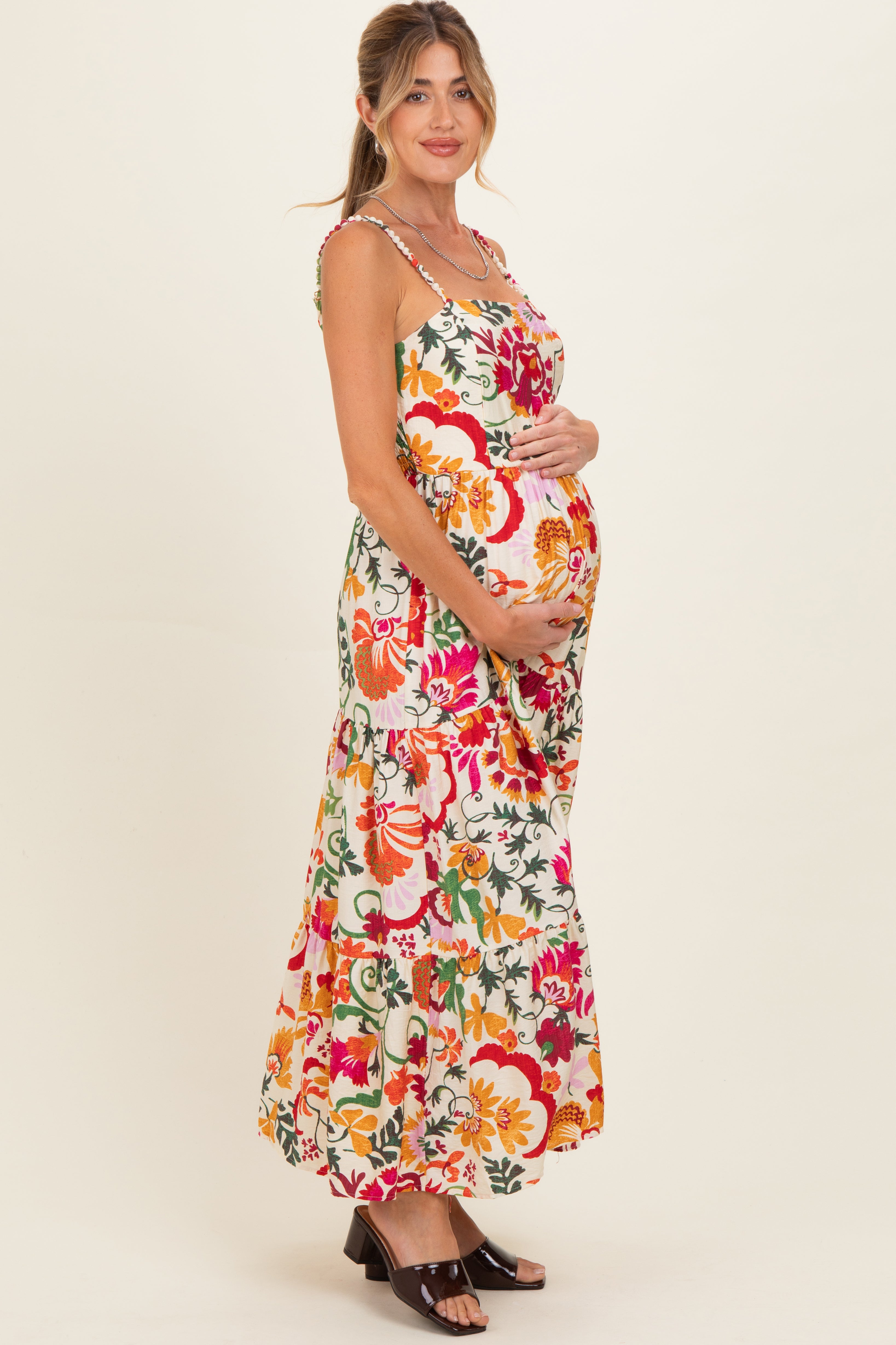 Cremefarbenes Umstands-Midikleid mit Blumenmuster und Stufenrock