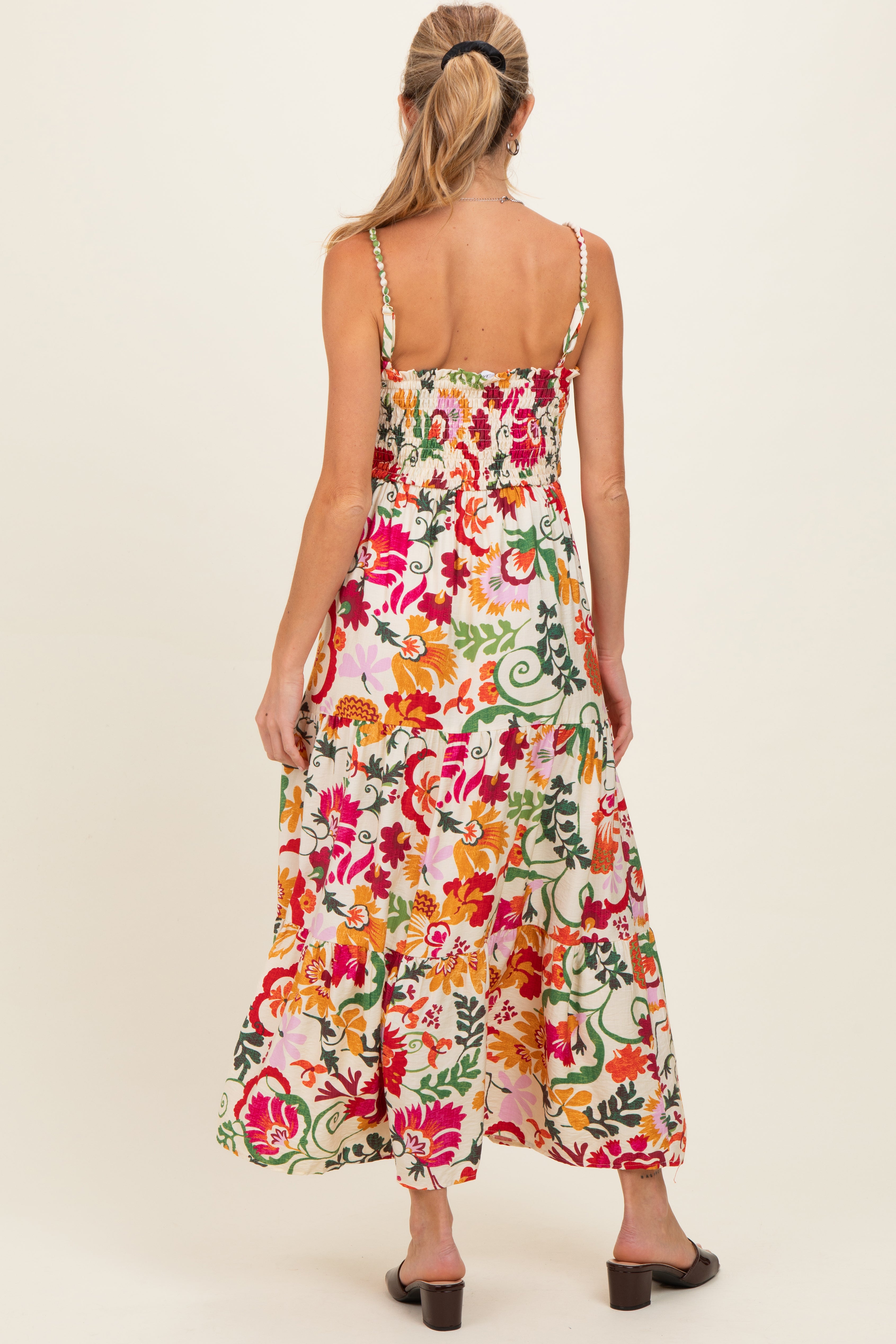 Cremefarbenes Umstands-Midikleid mit Blumenmuster und Stufenrock