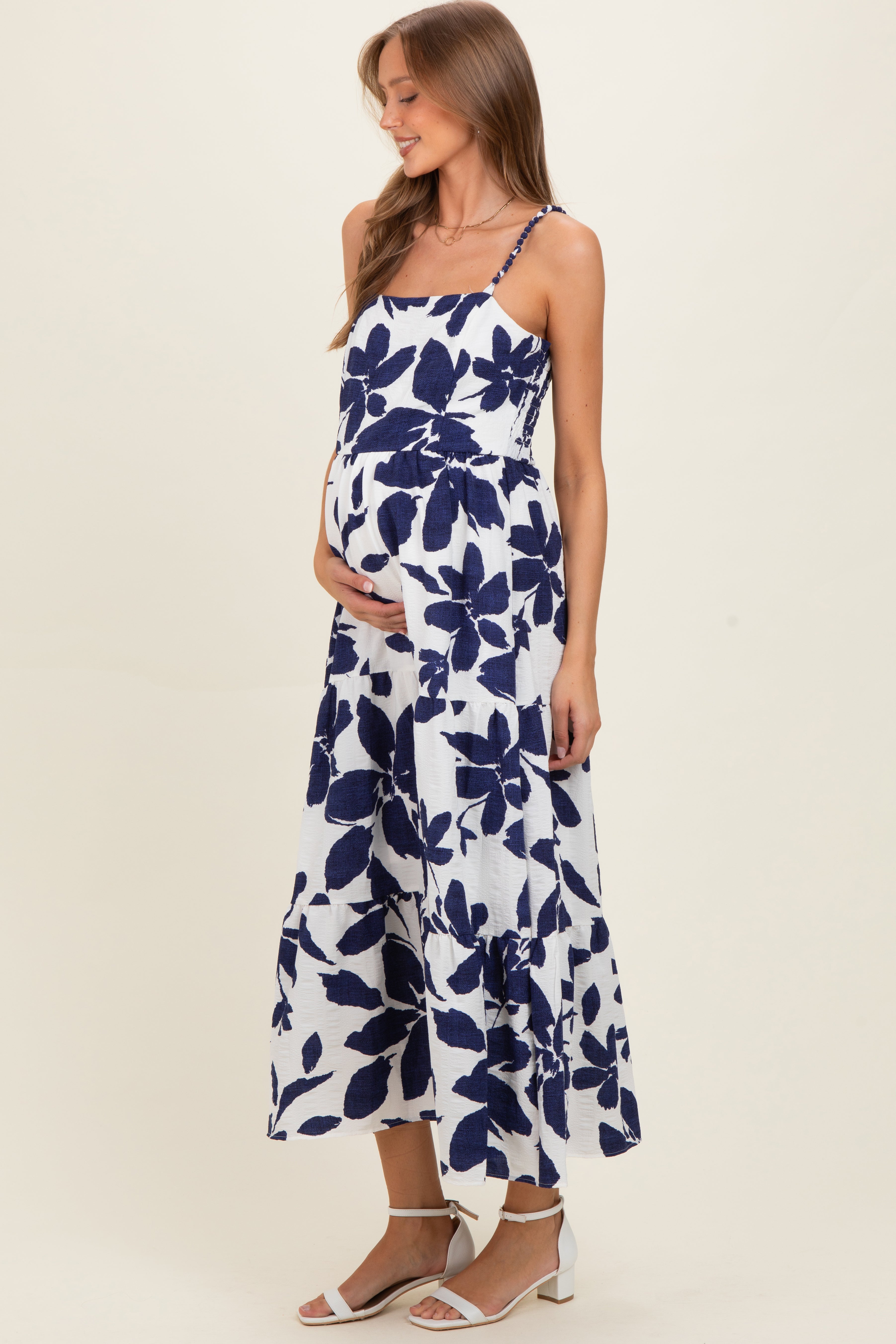 Marineblaues geblümtes Umstands-Midikleid mit Stufenrock