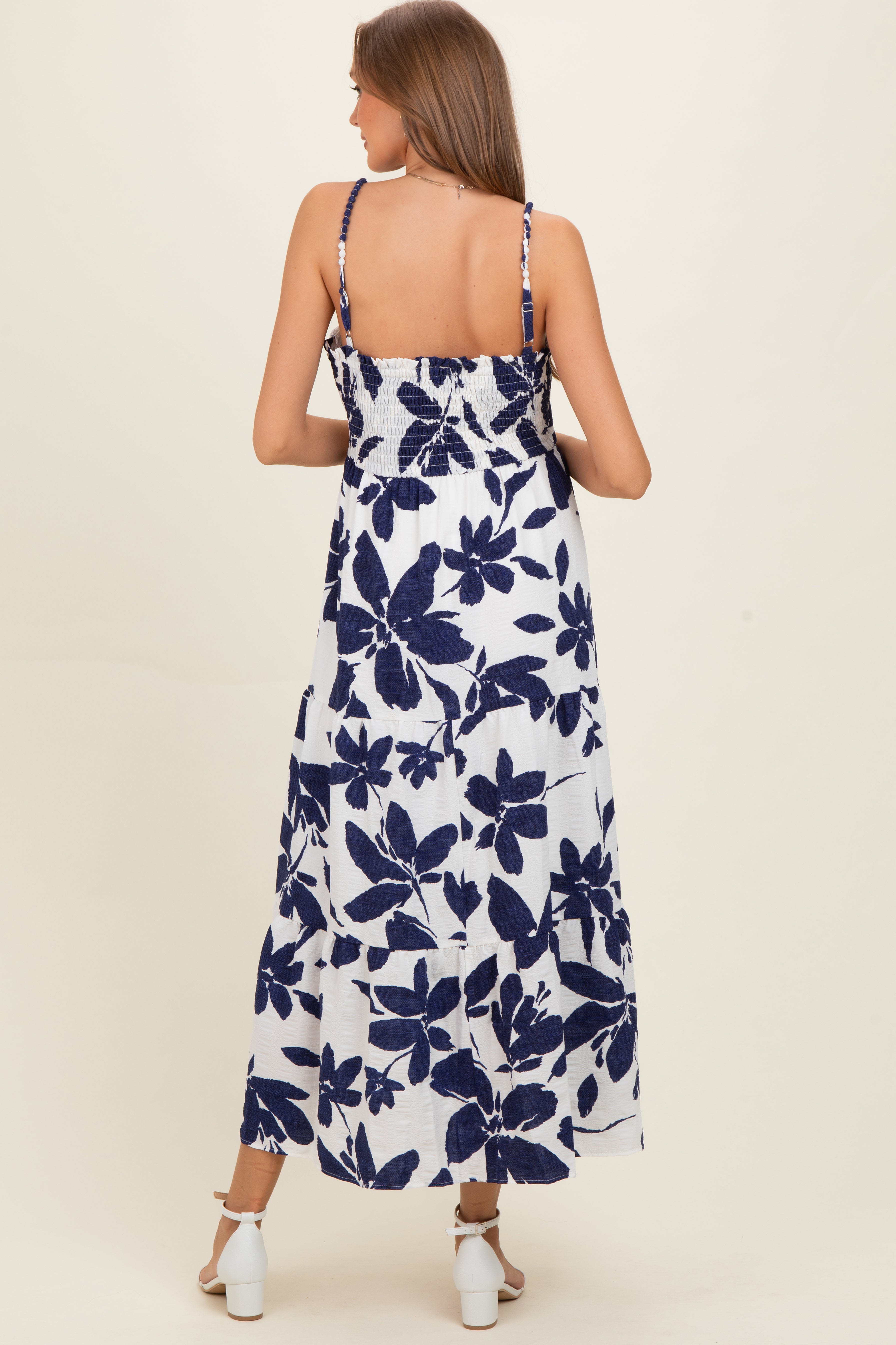 Marineblaues geblümtes Umstands-Midikleid mit Stufenrock