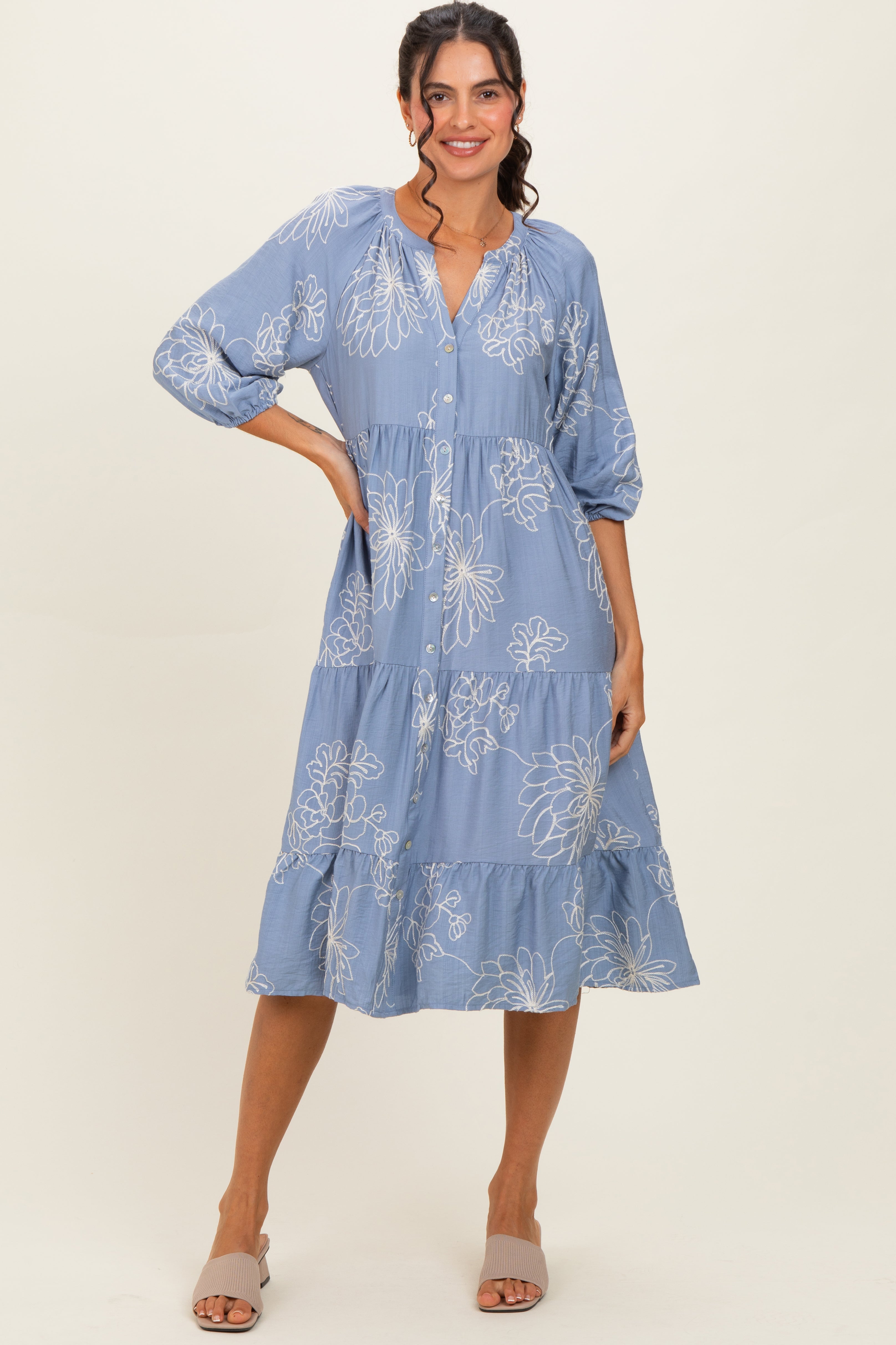 Blaues besticktes Umstands-Hemdblusenkleid in Midilänge mit Stufenrock