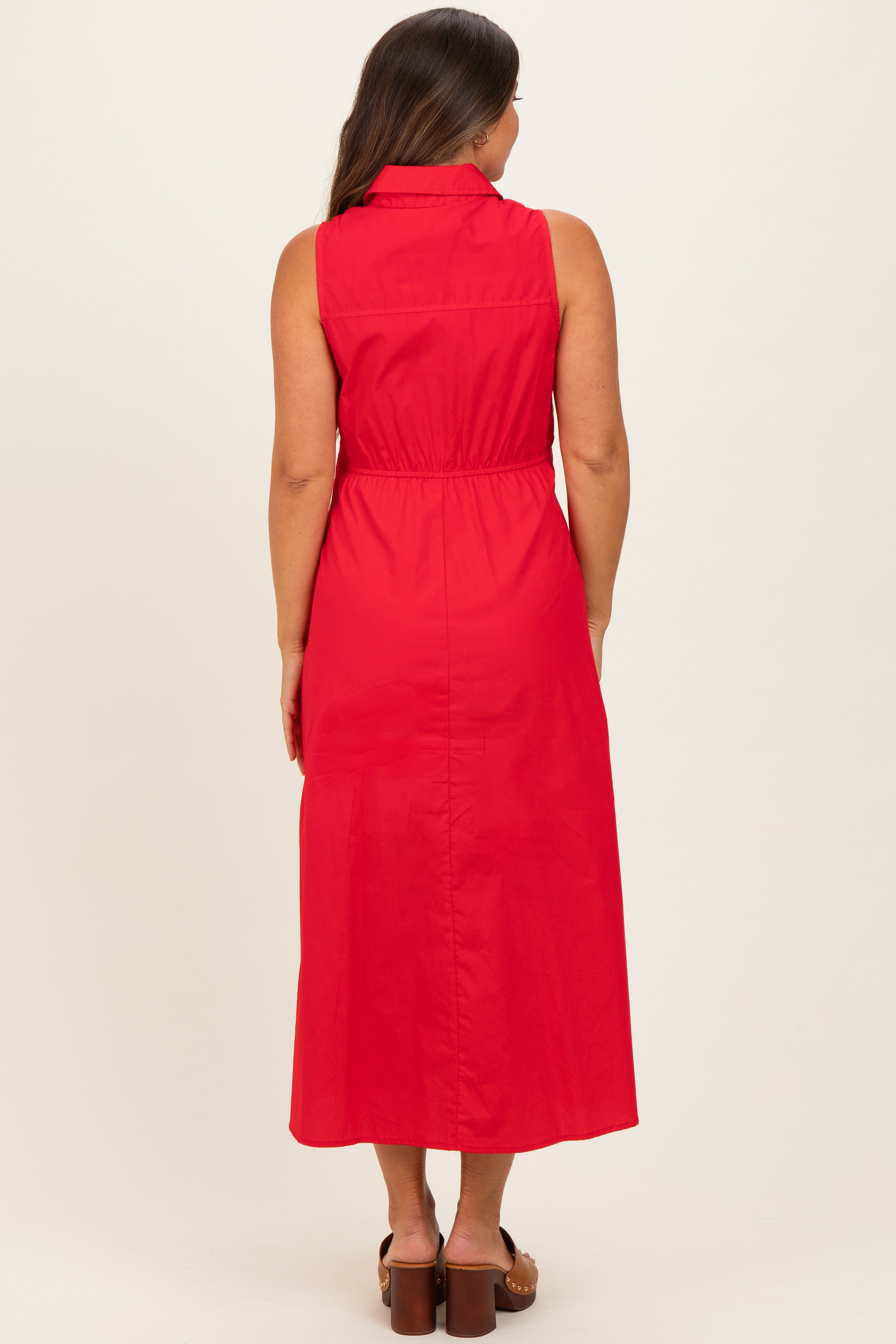 Rotes ärmelloses Umstands-Midikleid mit Knopfleiste