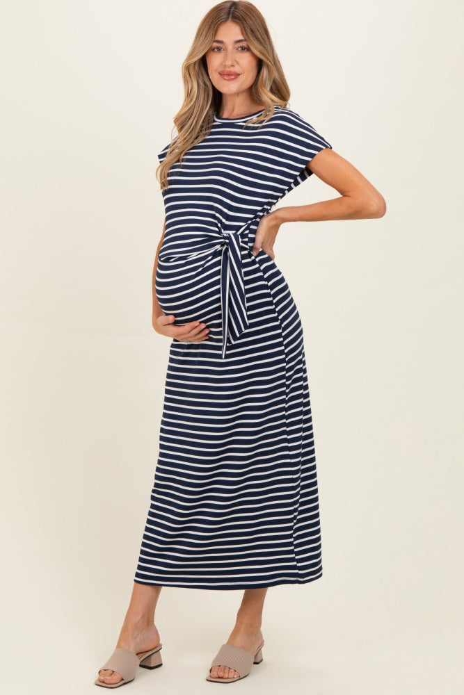 Umstands-Midikleid in Marineblau mit Streifen und seitlichem Bindeband