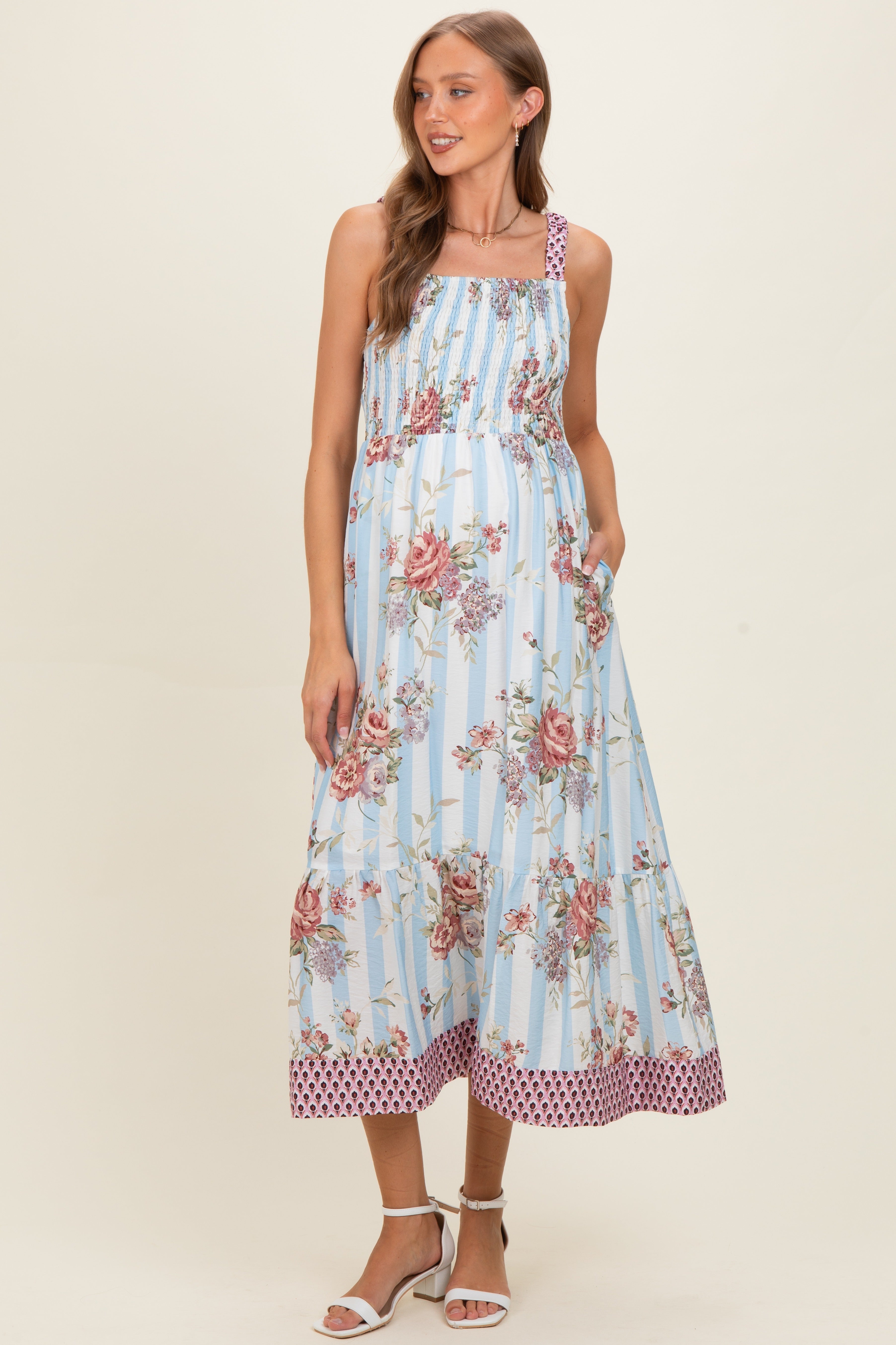 Umstandsmaxikleid in Französischblau mit Blumen-Streifen-Muster und Kontrastträgern