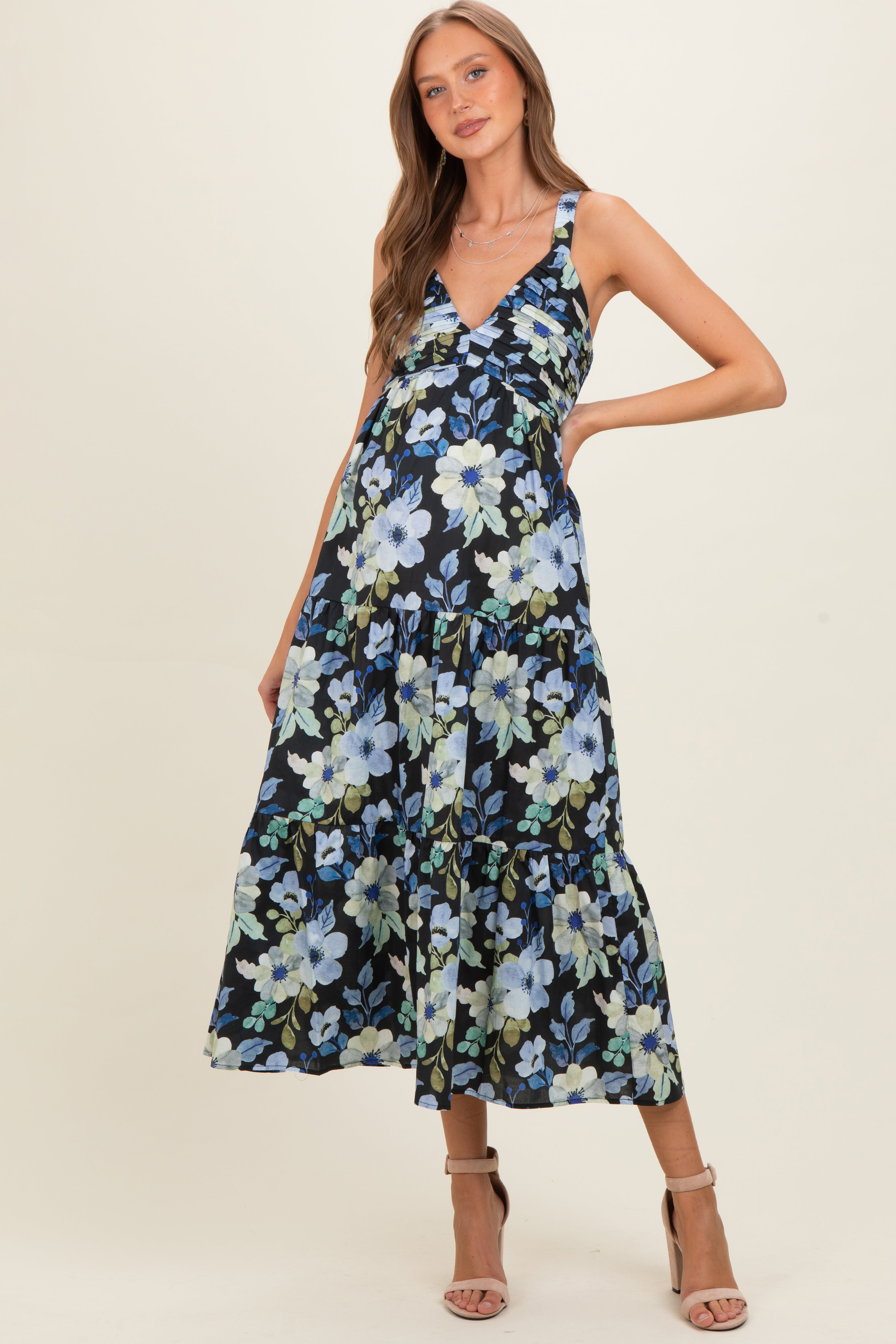 Umstandsmaxikleid in Schwarz mit Blumenprint, plissiertem Oberteil und Stufenrock