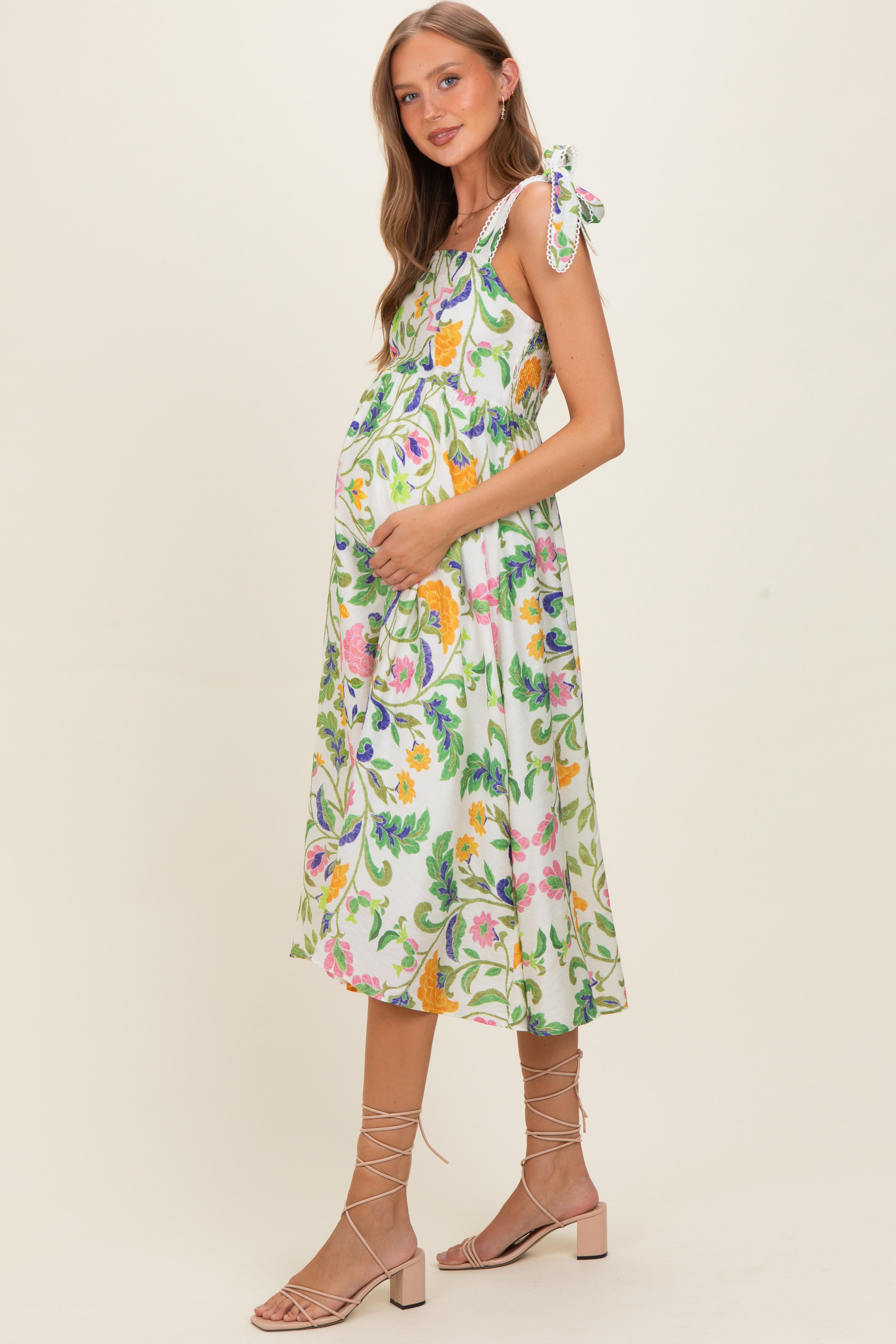 Umstands-Midikleid in Lemongrass mit Blumenmuster und Schulterbändern
