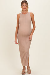 Umstands-Strickkleid mit hohem Ausschnitt und Seitenschlitz