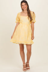 Umstands-Minikleid in Gelb mit Blüten-Applikation und Puffärmeln