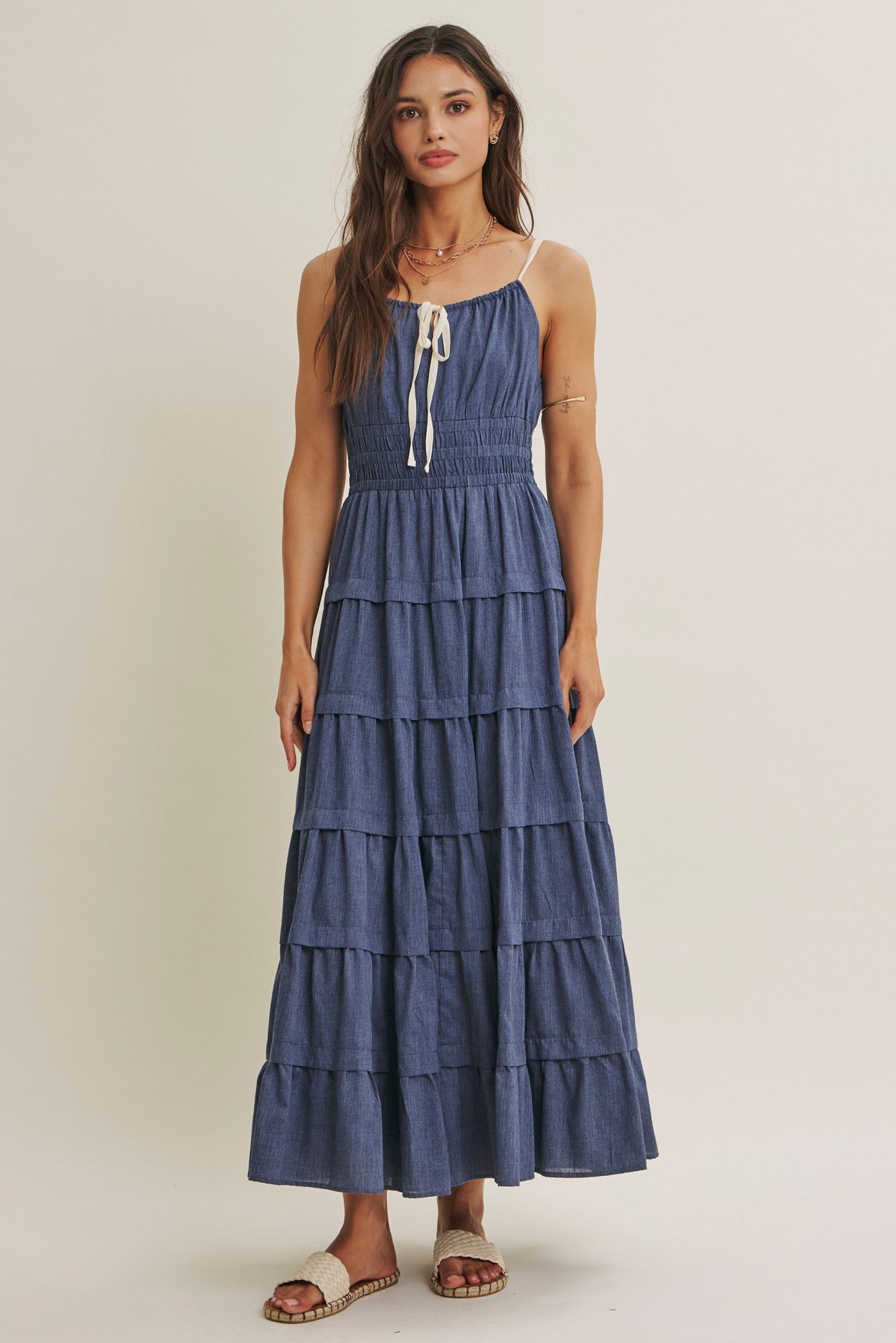 Jeansblaues Umstands-Maxikleid mit Smok-Taille und Stufenrock