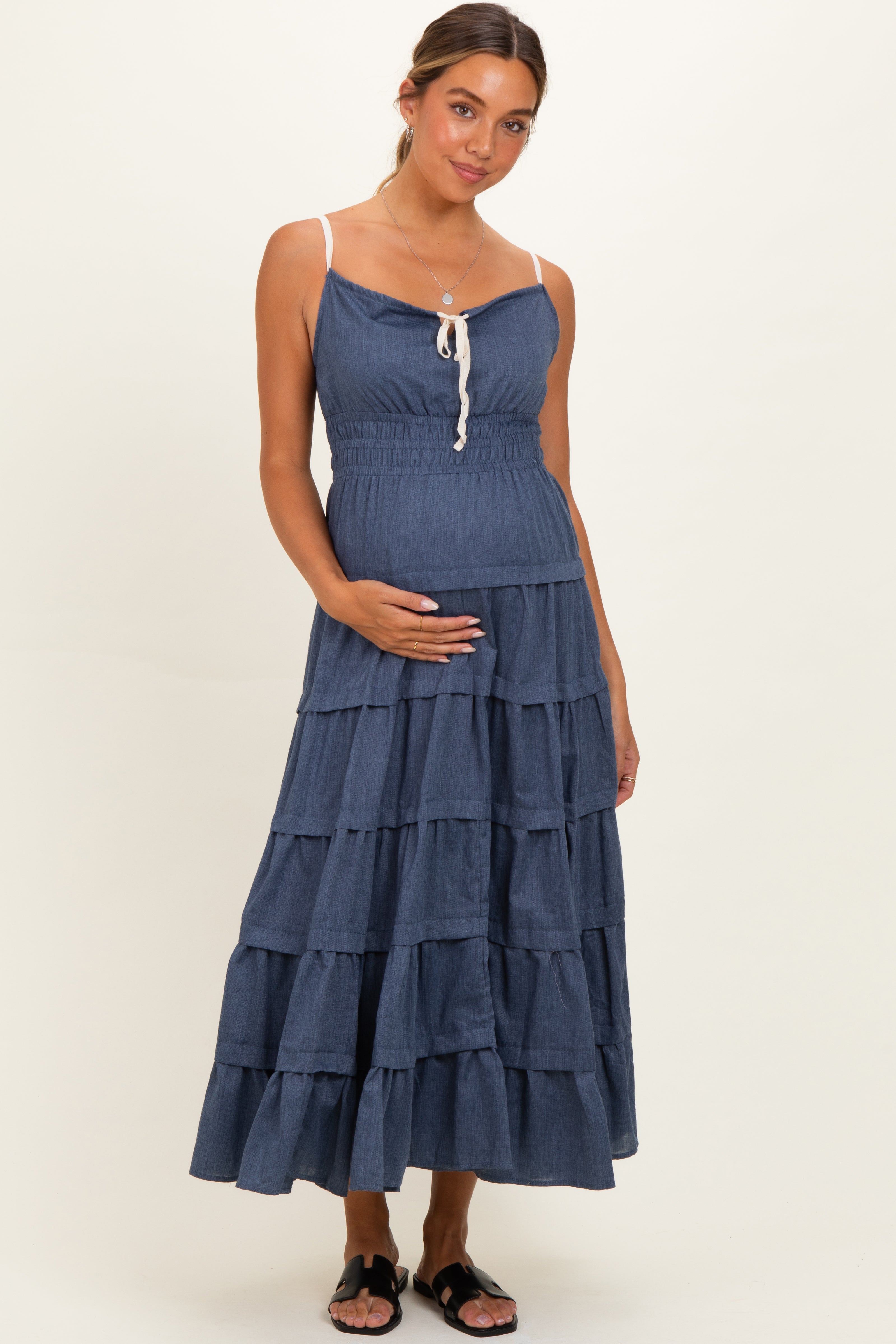Jeansblaues Umstands-Maxikleid mit Smok-Taille und Stufenrock