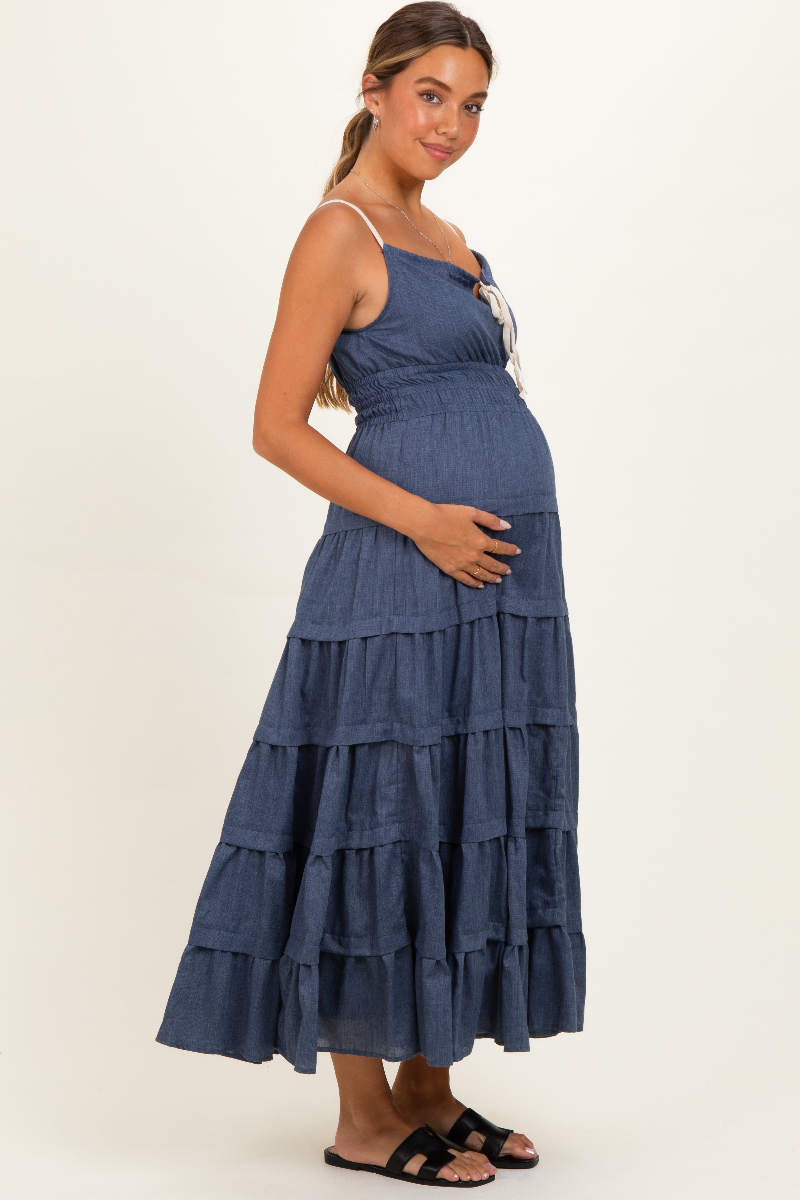 Jeansblaues Umstands-Maxikleid mit Smok-Taille und Stufenrock