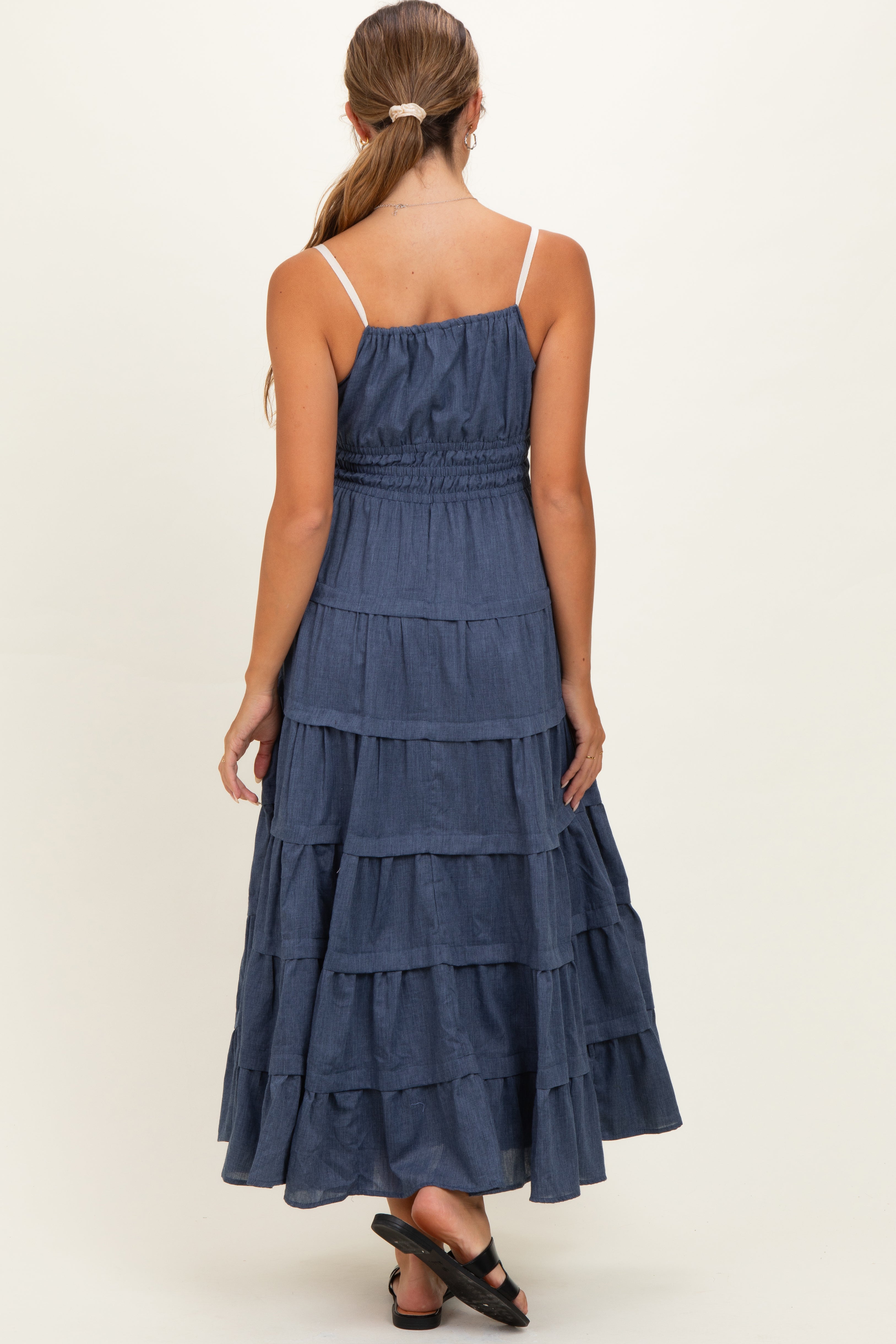 Jeansblaues Umstands-Maxikleid mit Smok-Taille und Stufenrock