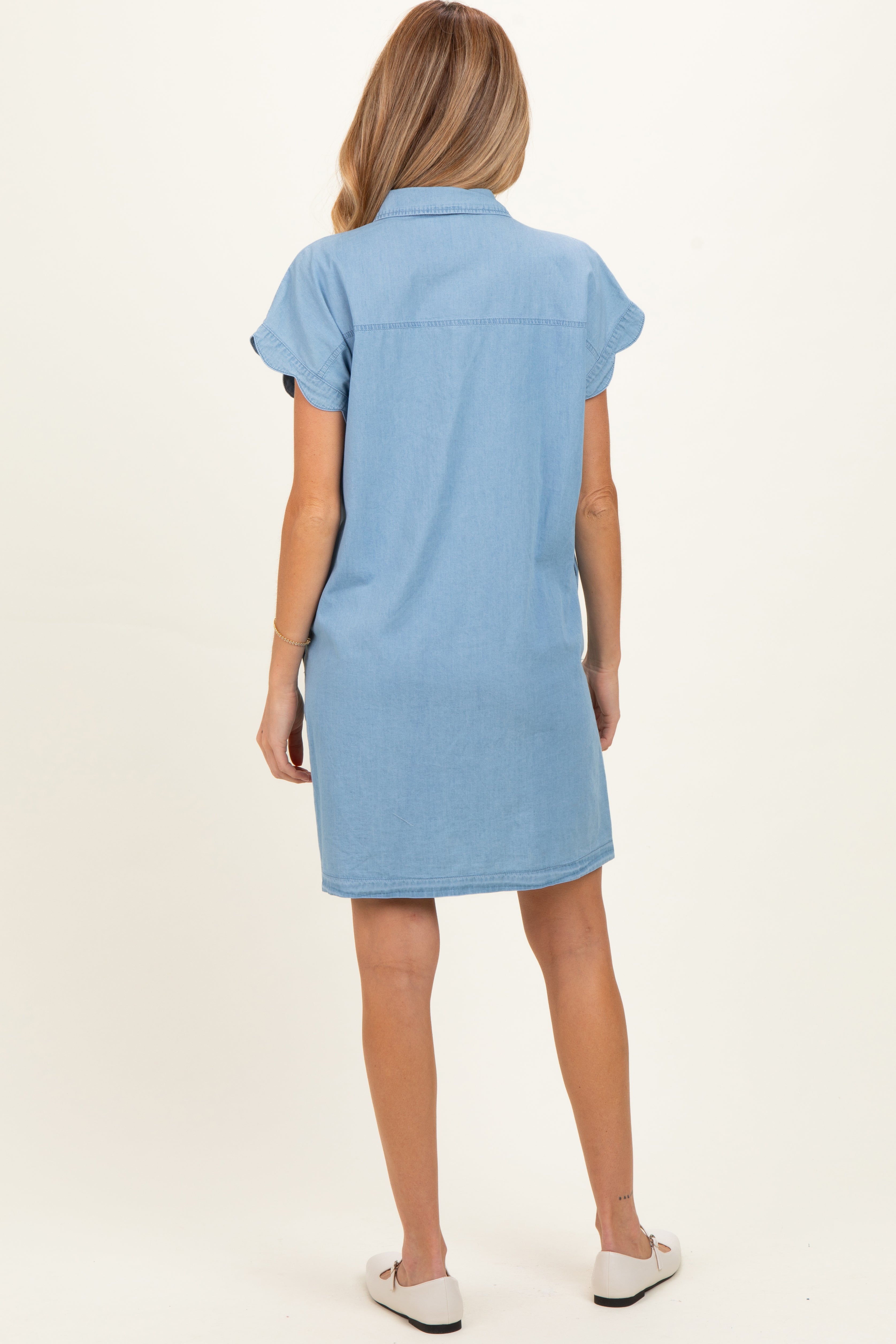 Kurzes Umstands-Hemdblusenkleid mit Bogenkante