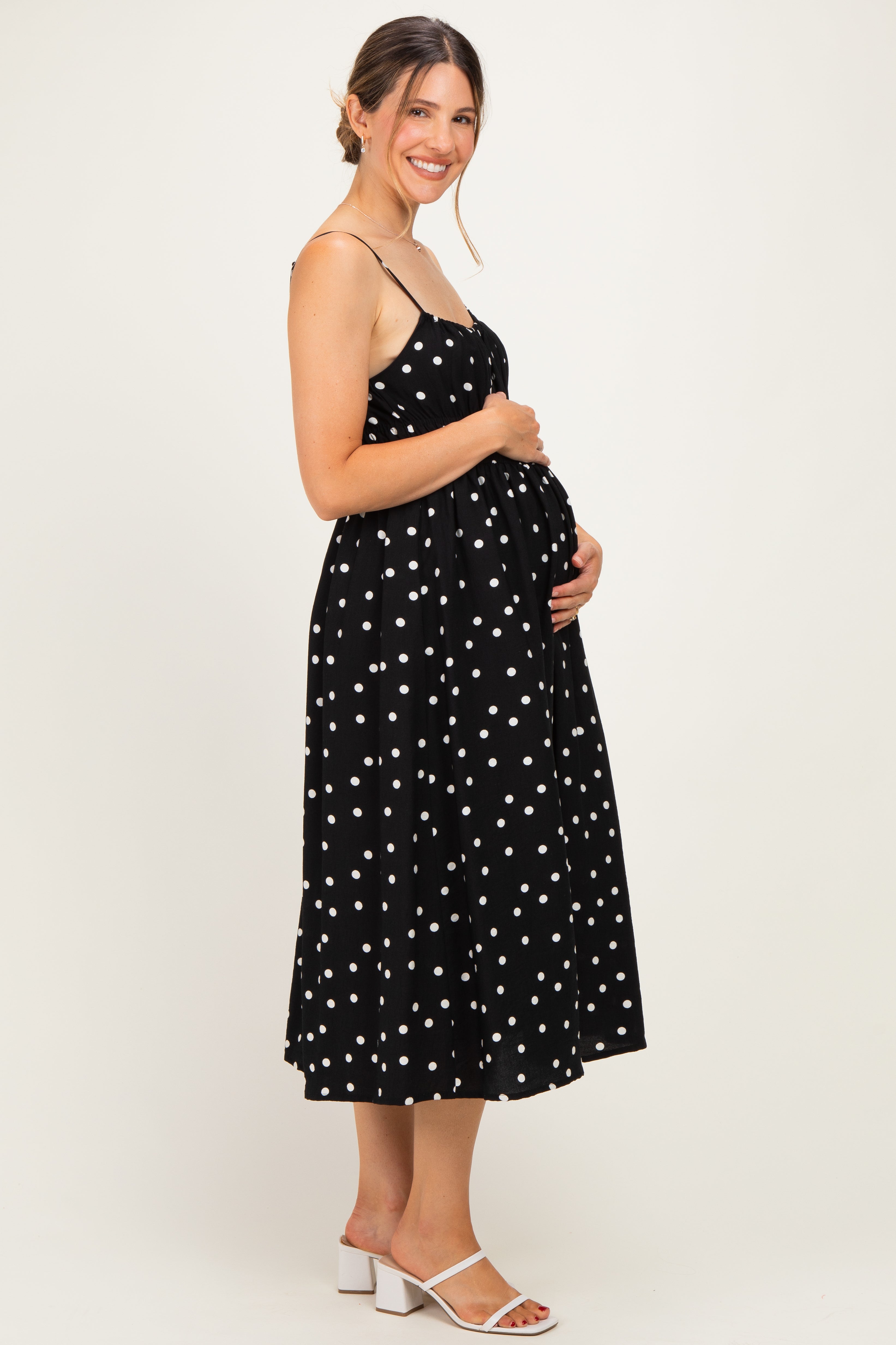 Umstands-Midikleid mit Punktemuster und gesmokter Taille in Schwarz