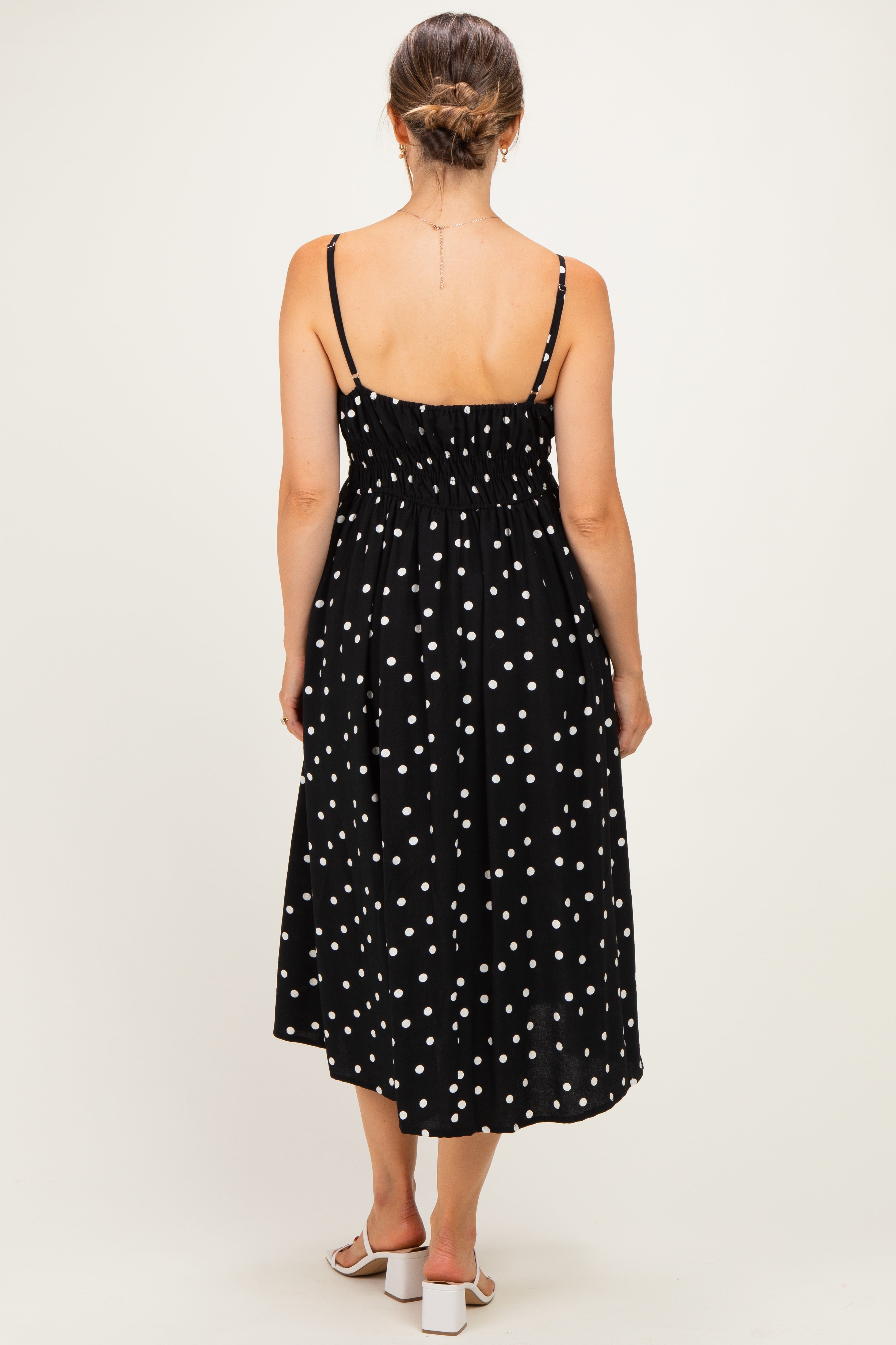 Umstands-Midikleid mit Punktemuster und gesmokter Taille in Schwarz