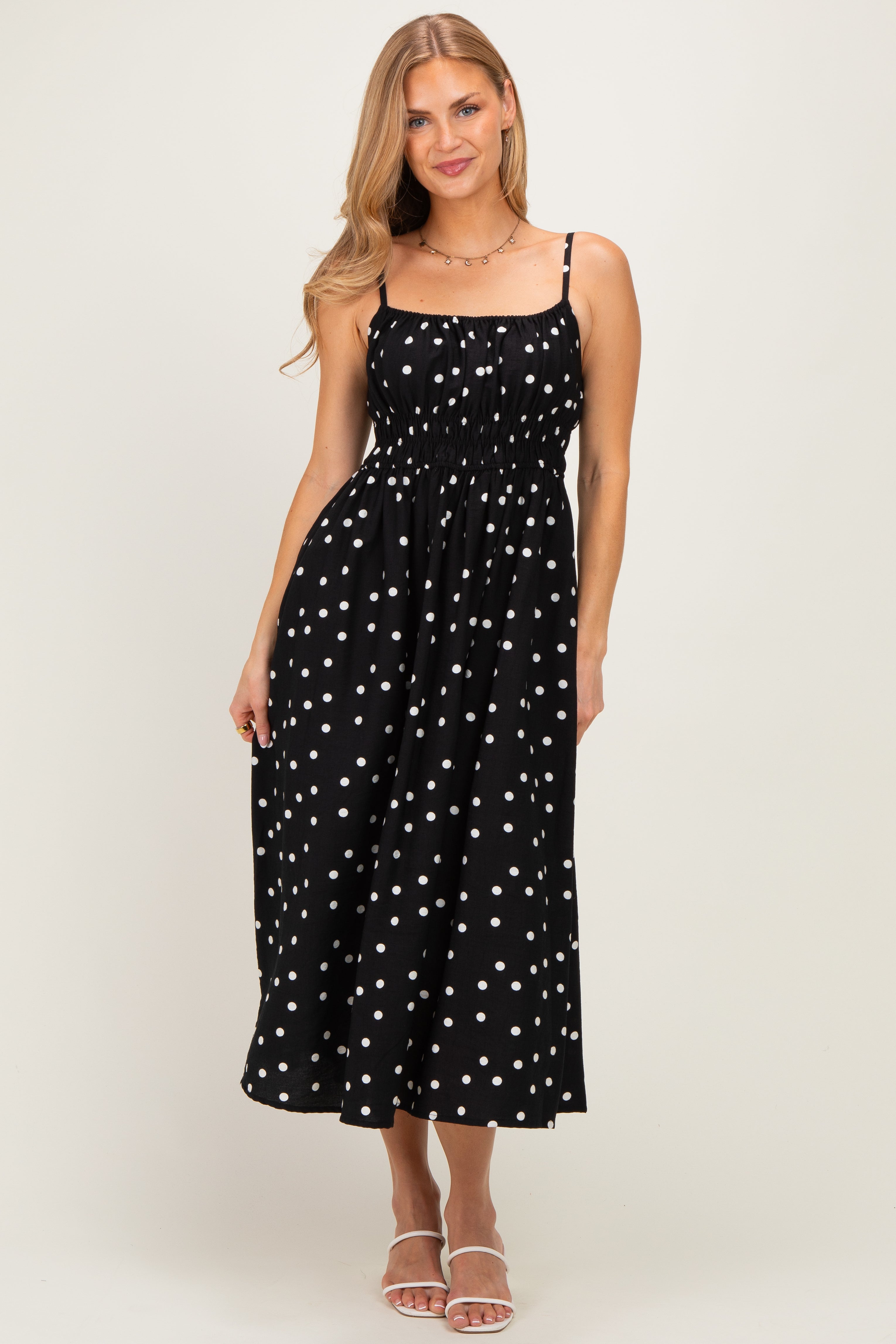 Umstands-Midikleid mit Punktemuster und gesmokter Taille in Schwarz