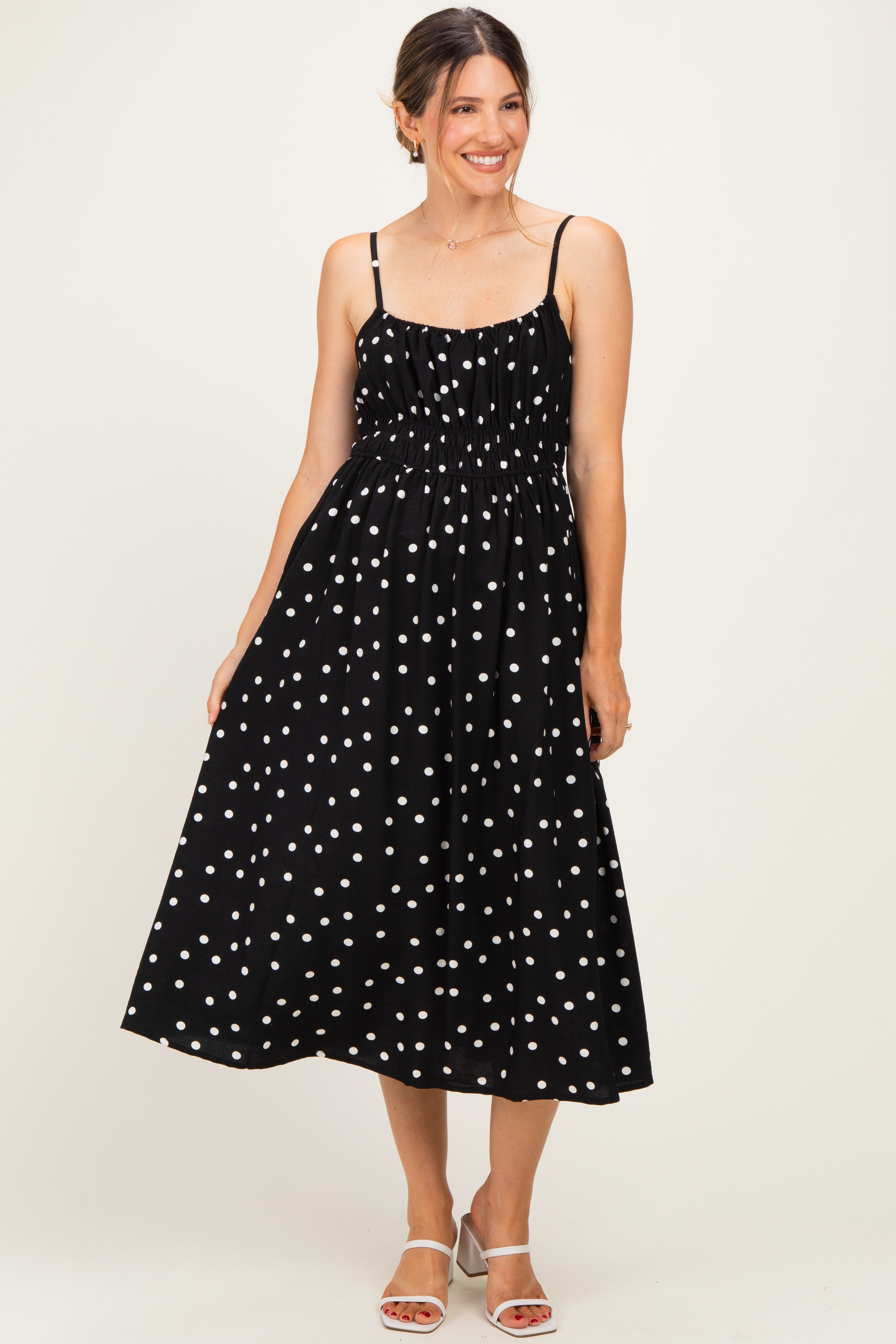 Umstands-Midikleid mit Punktemuster und gesmokter Taille in Schwarz