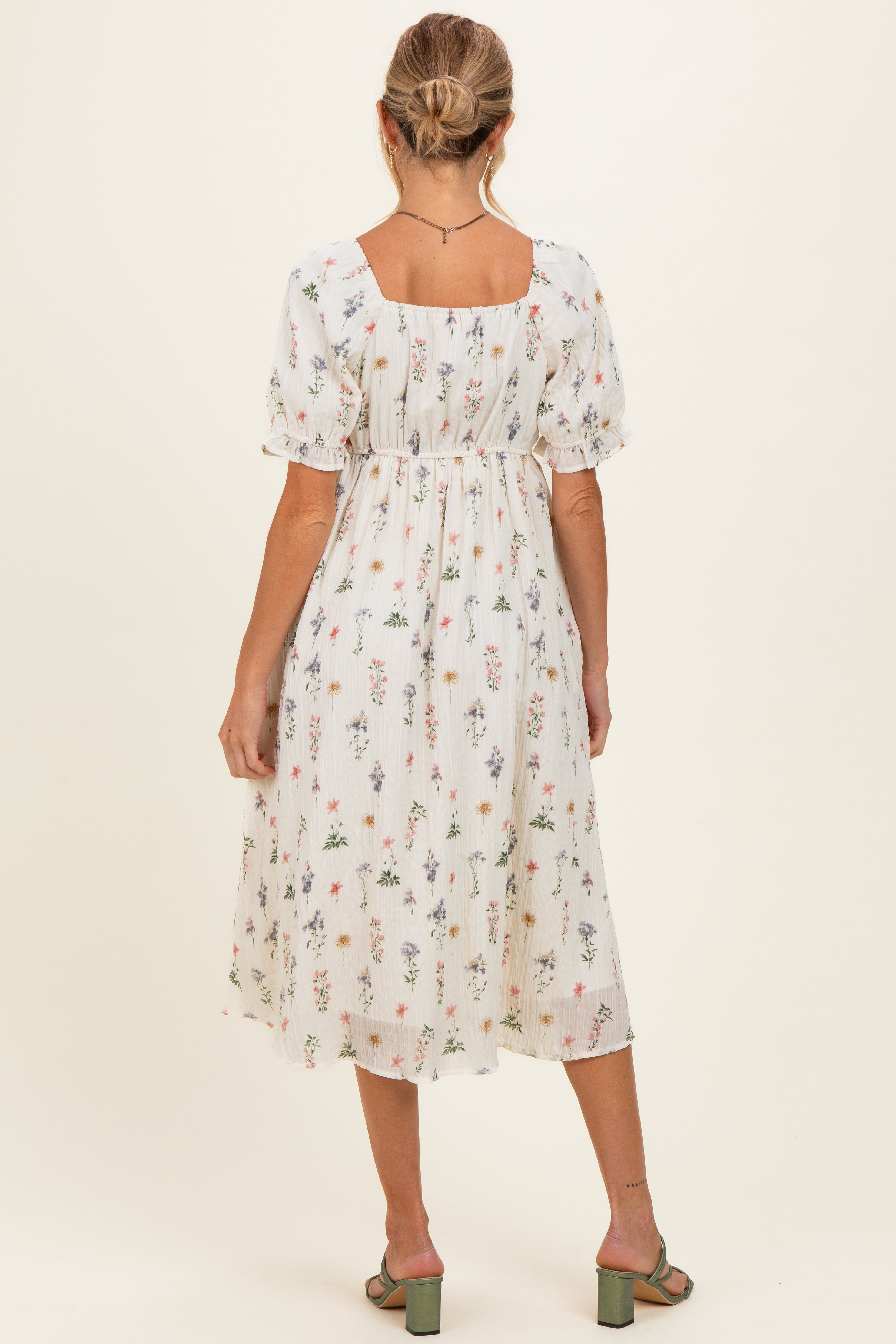 Umstands-Midikleid in Elfenbein mit Blumenprint und Herzausschnitt