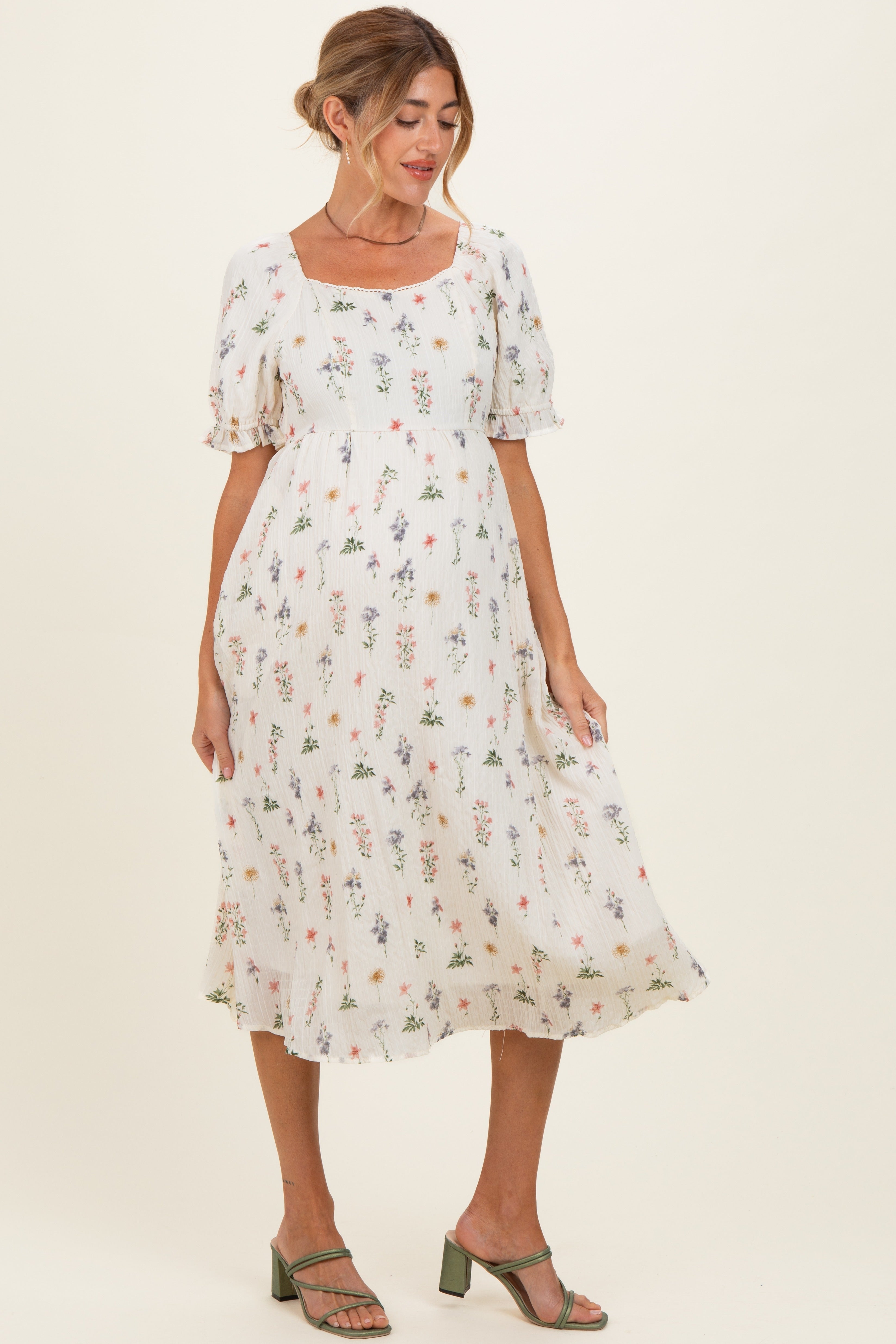 Umstands-Midikleid in Elfenbein mit Blumenprint und Herzausschnitt