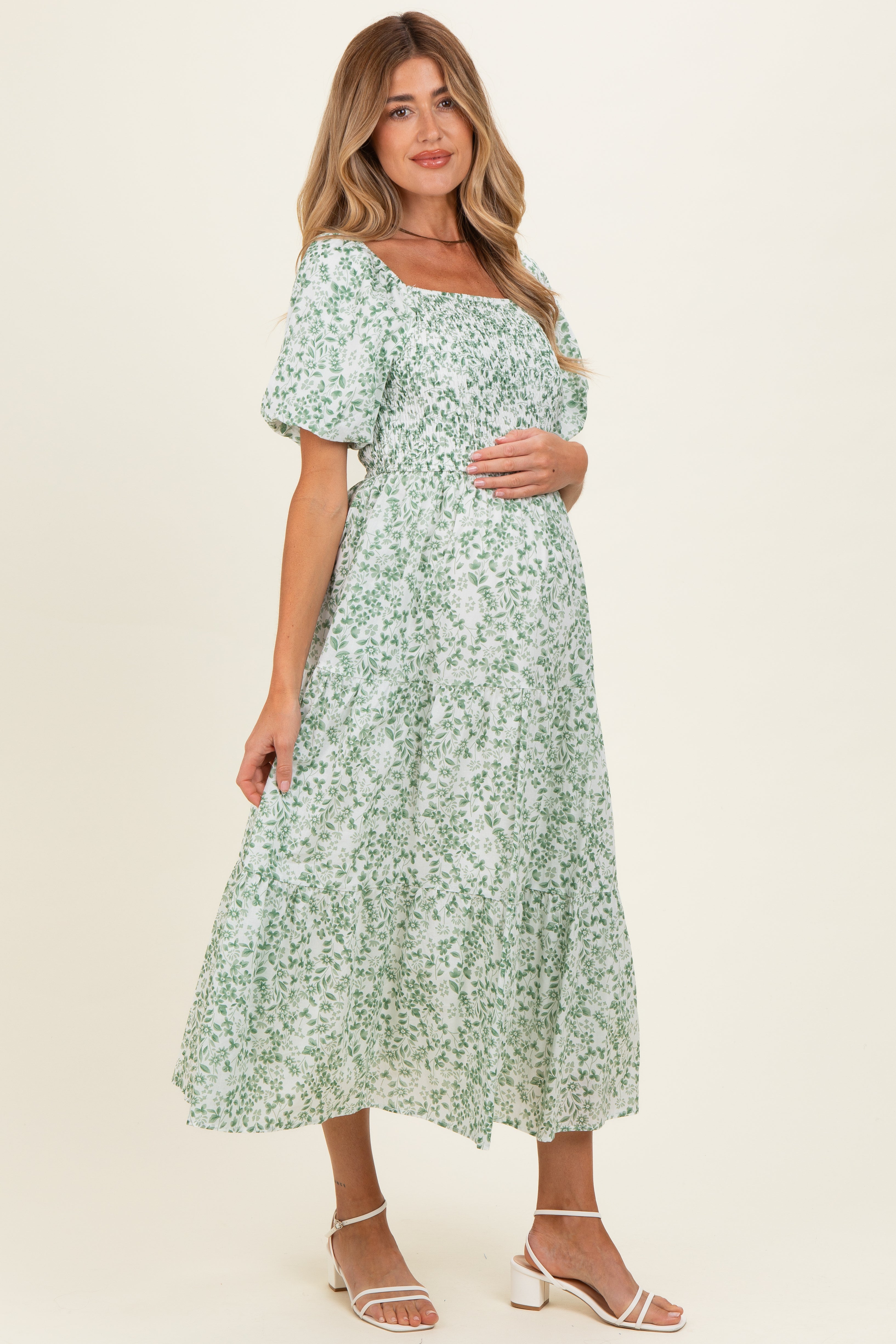Grünes florales Umstands-Midikleid in Smok-Optik mit kurzen Ärmeln