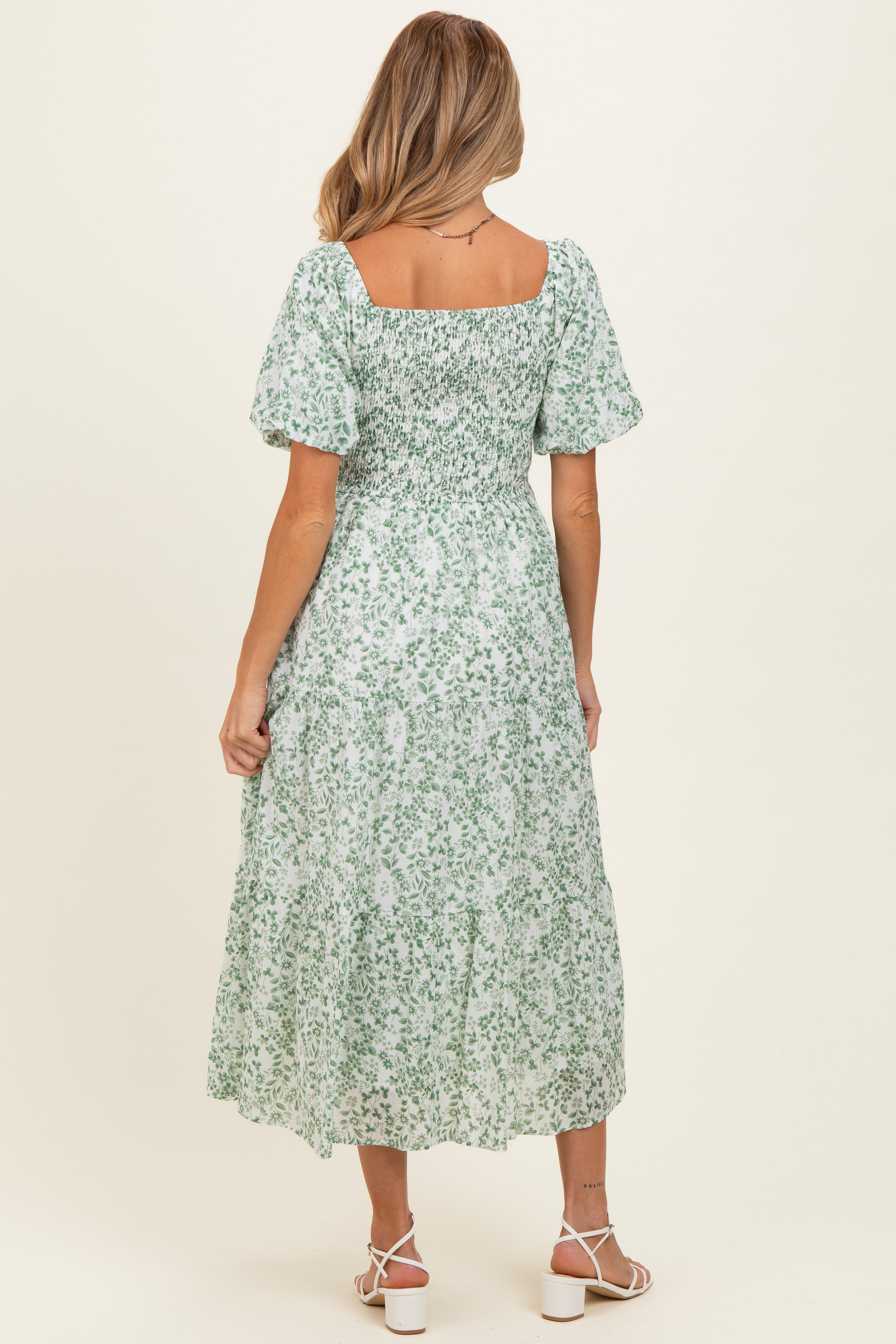 Grünes florales Umstands-Midikleid in Smok-Optik mit kurzen Ärmeln