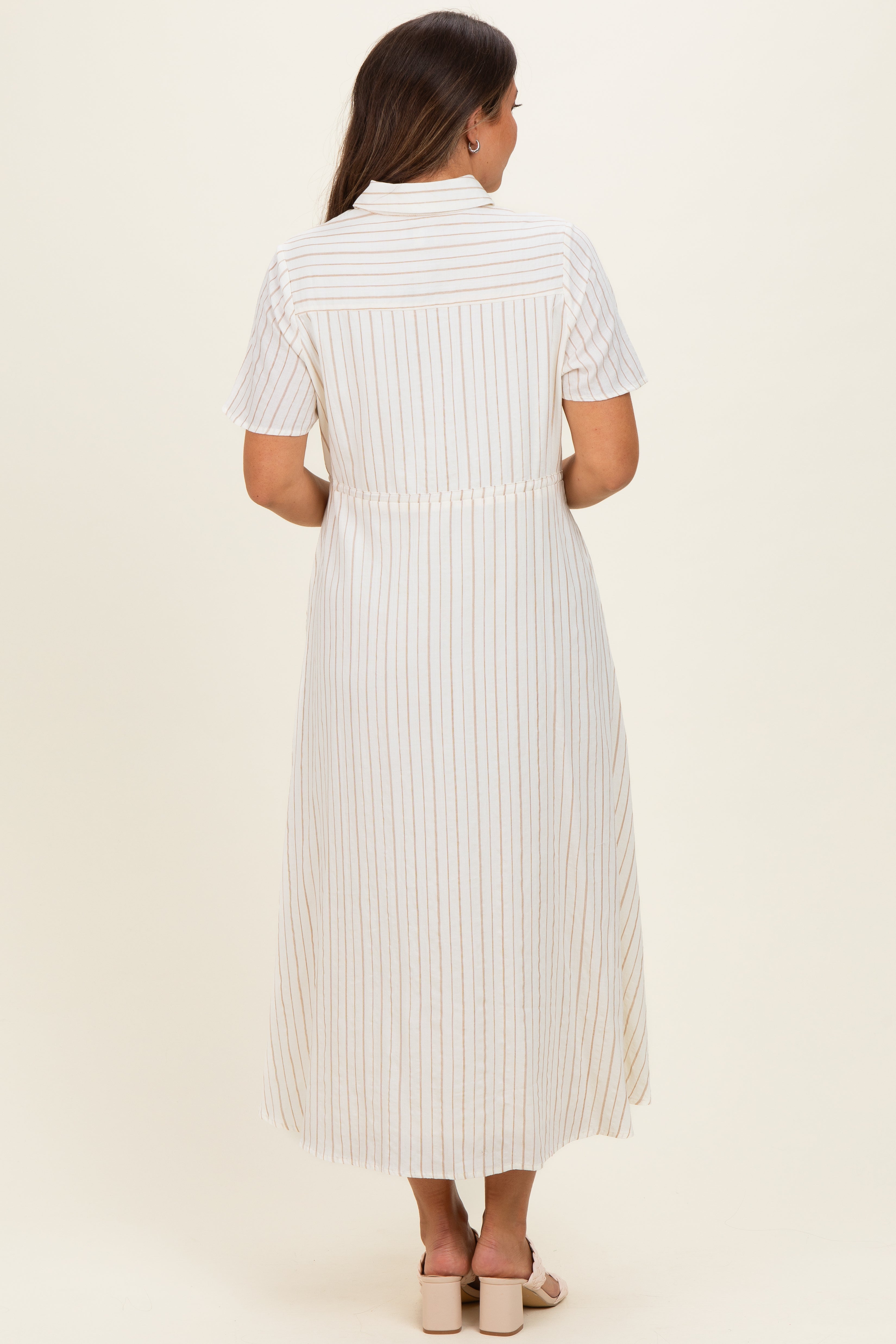 Elfenbeinfarbenes gestreiftes Umstands-Hemdblusenkleid mit Taillenband
