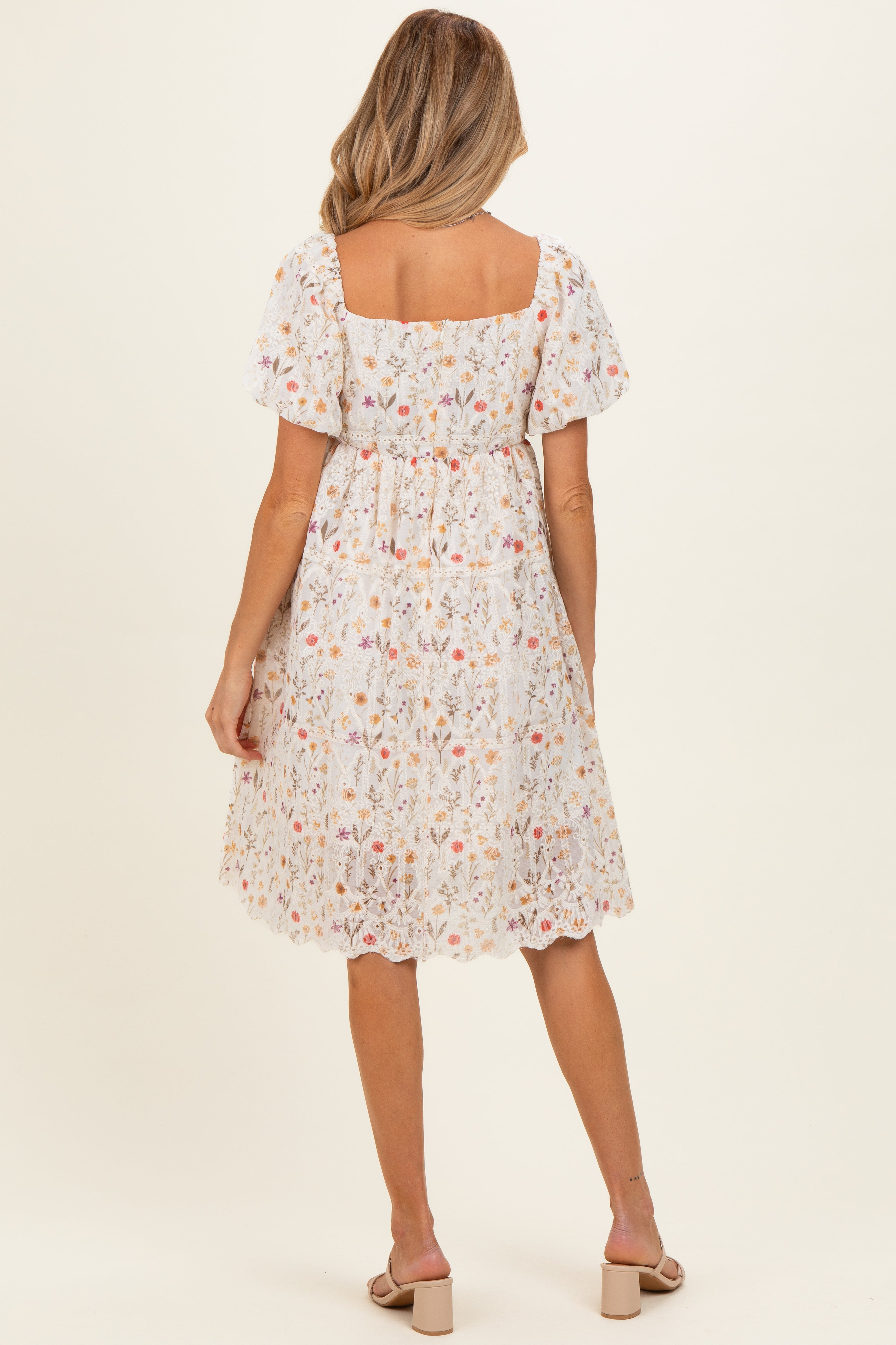 Elfenbeinfarbenes Umstands-Minikleid mit floraler Stickerei