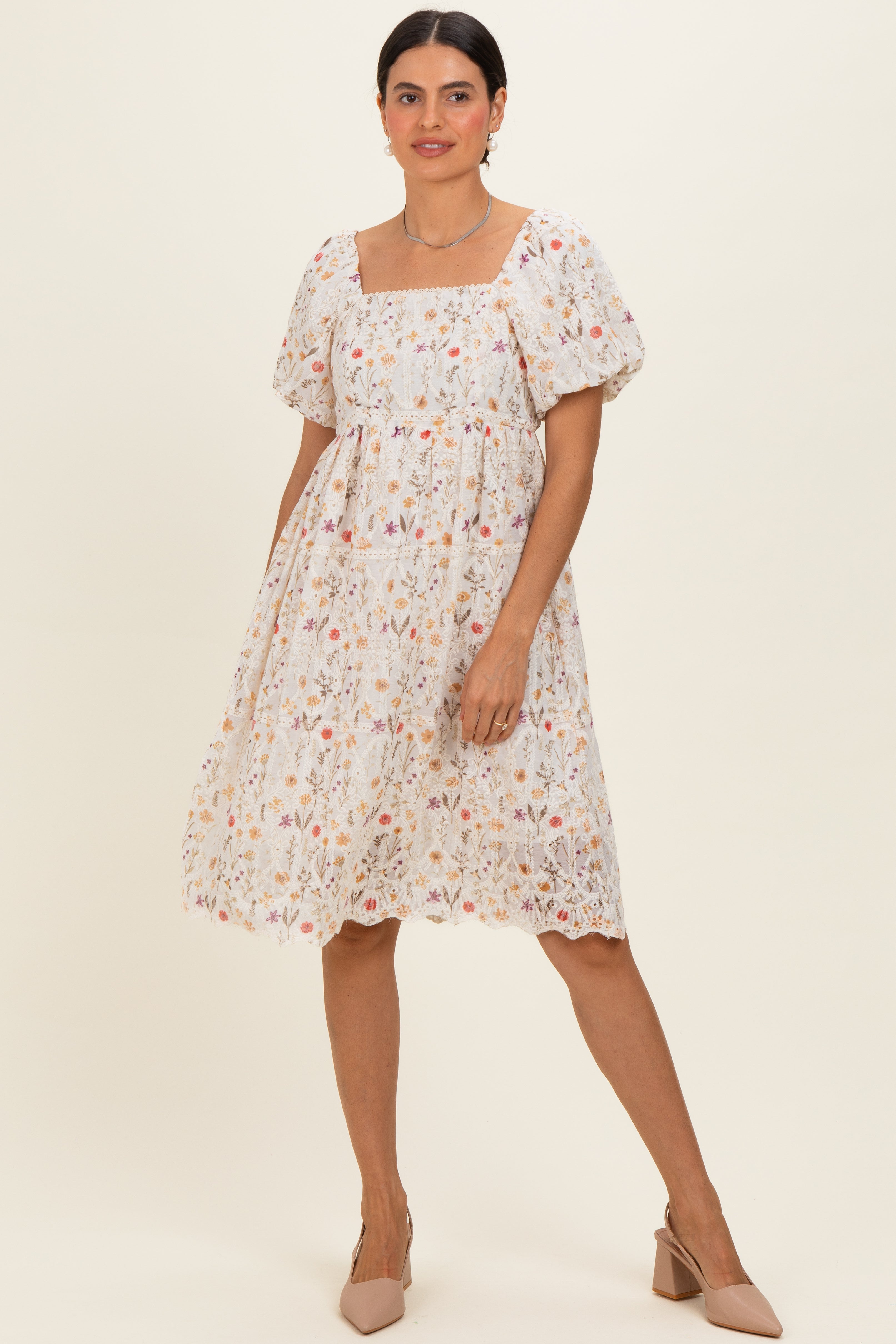 Elfenbeinfarbenes Umstands-Minikleid mit floraler Stickerei