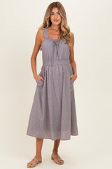 Braunes Umstands-Midikleid mit geraffter Taille und vorderem Bindeband