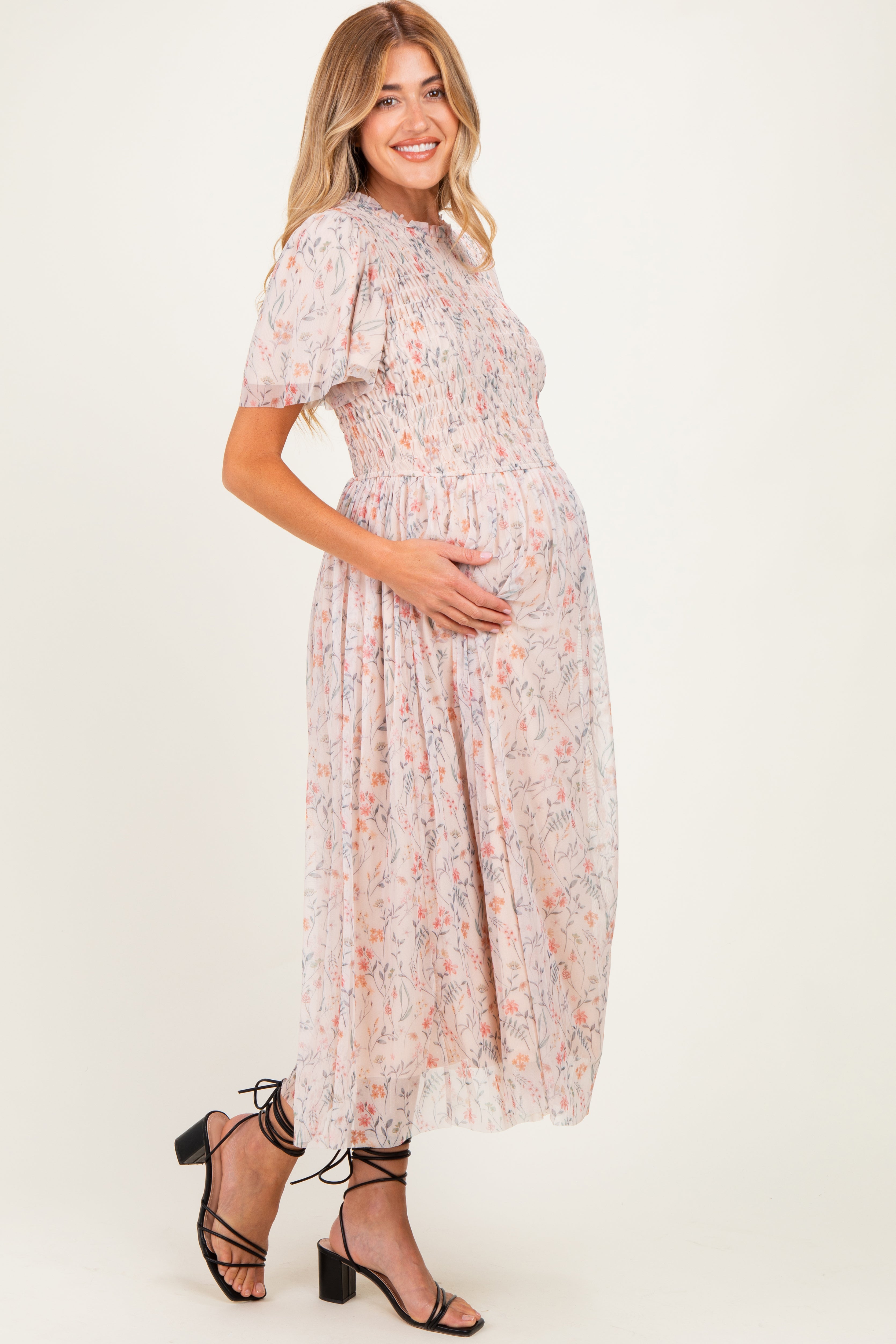 Umstands-Midikleid mit Blumenmuster und Smok-Detail in Creme